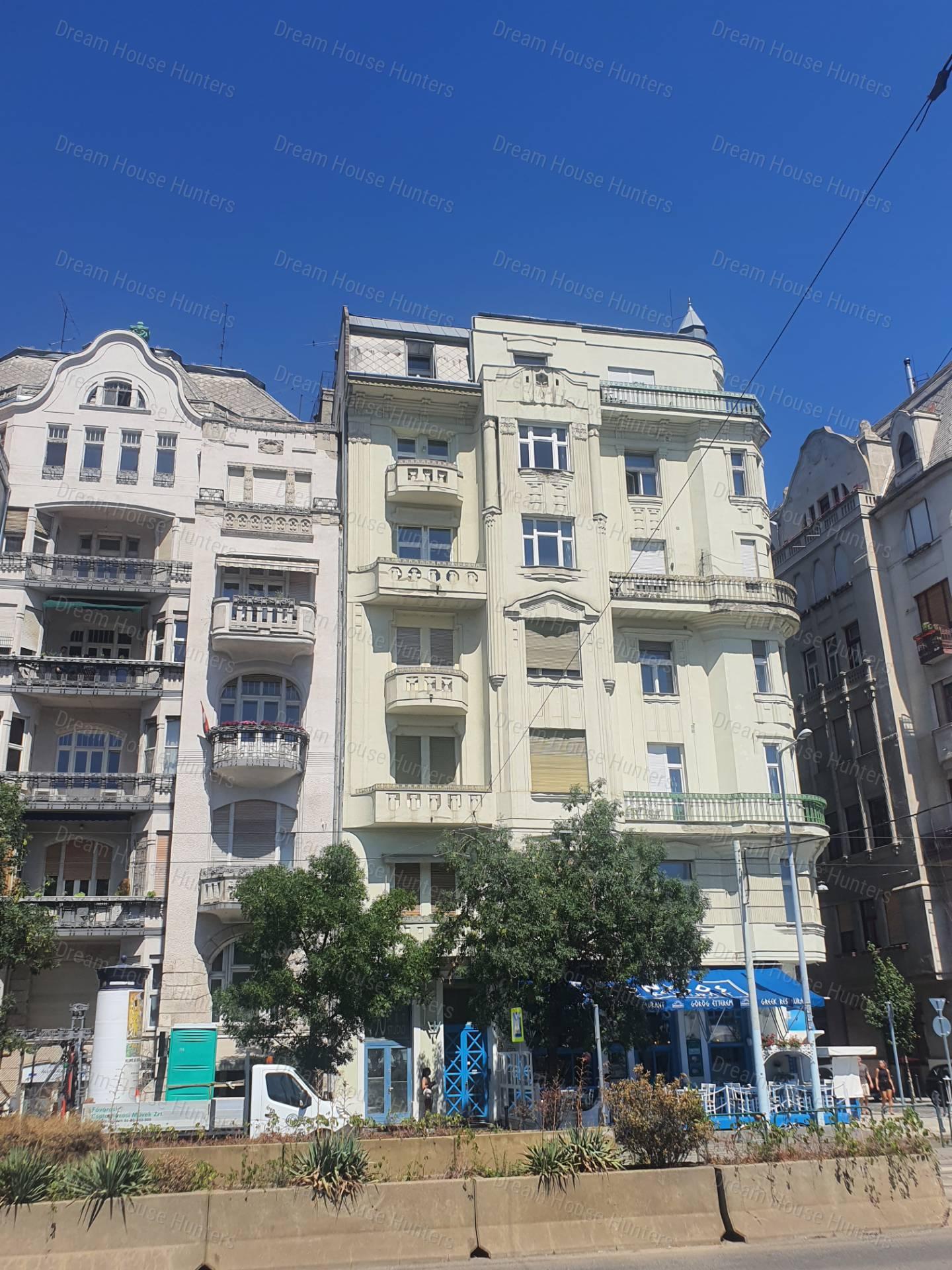 Eladó felújított egyszobás lakás, Budapest szívében!
