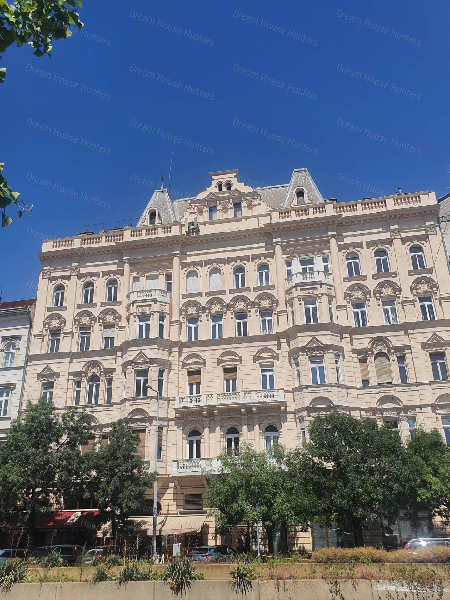 Eladó felújított egyszobás lakás, Budapest szívében!