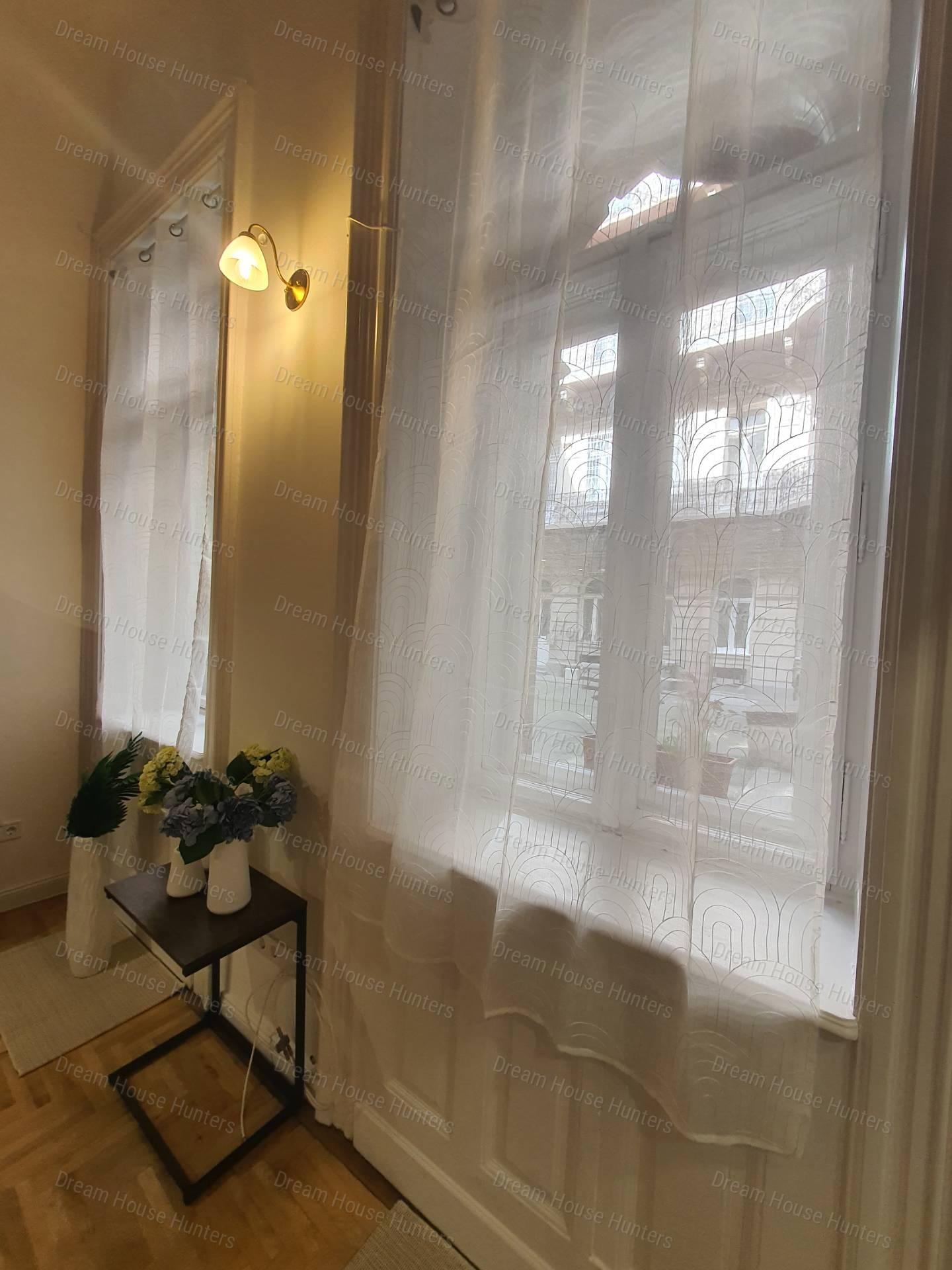 Eladó felújított egyszobás lakás, Budapest szívében!