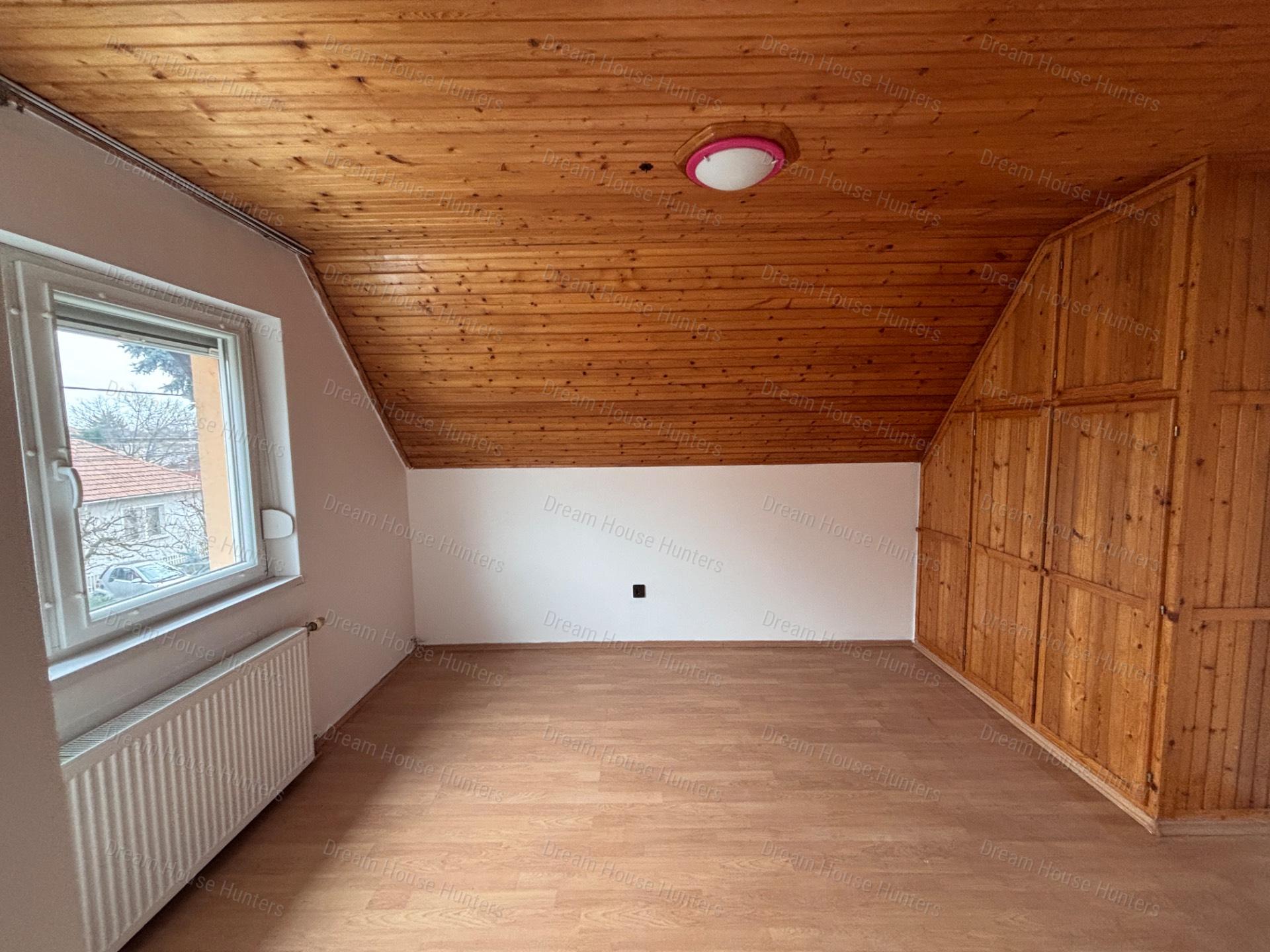 Eladó 18. kerületi, 3 szintes (szuterén+földszint+tetőtér)  családi ház garázzsal!