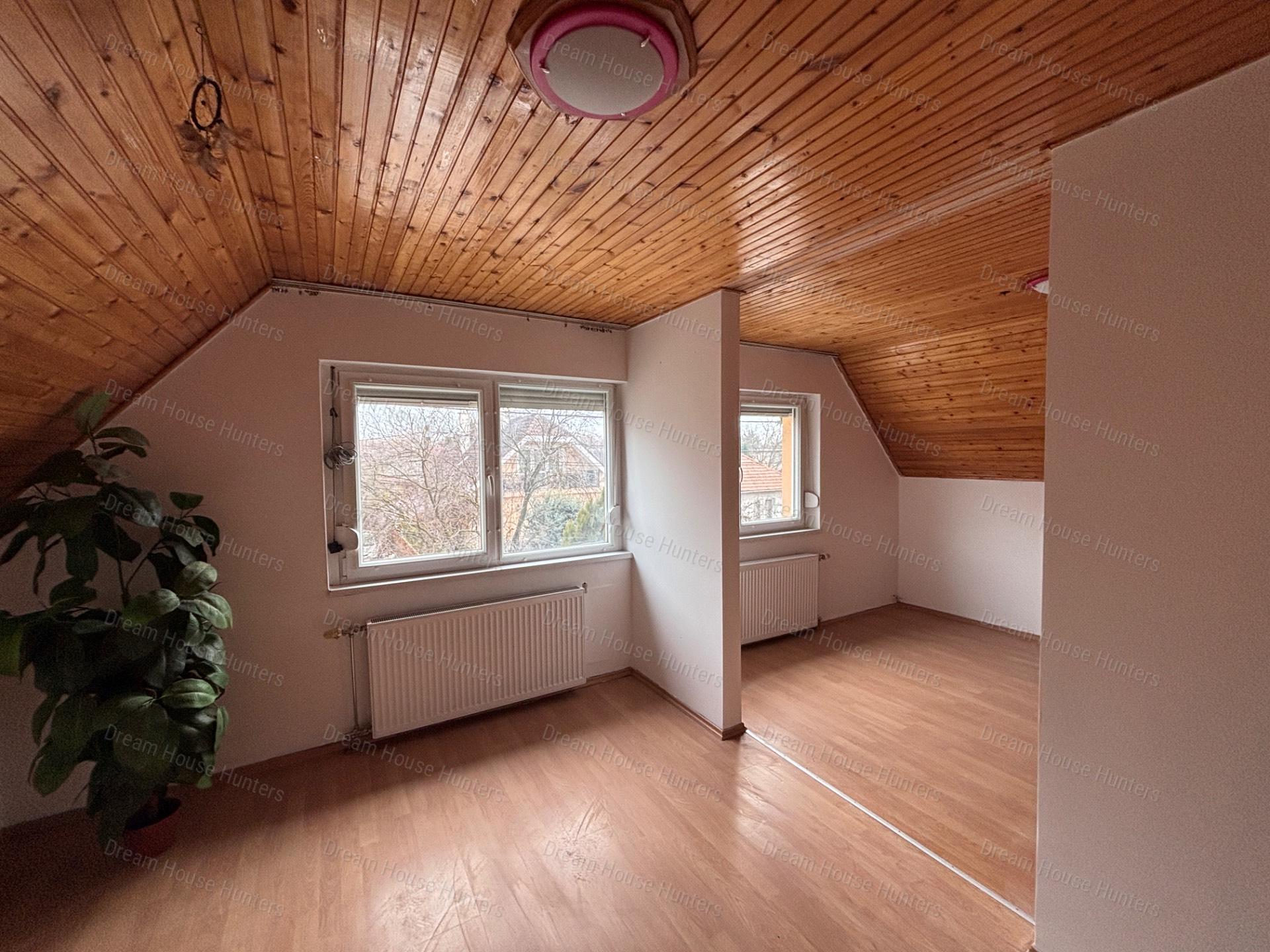 Eladó 18. kerületi, 3 szintes (szuterén+földszint+tetőtér)  családi ház garázzsal!