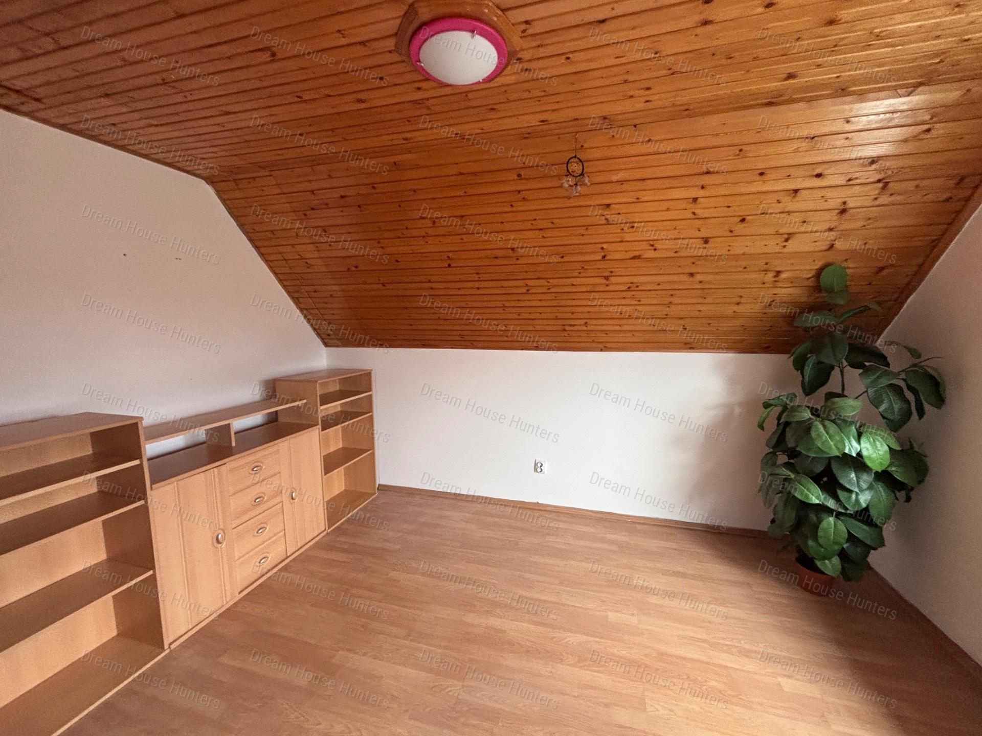 Eladó 18. kerületi, 3 szintes (szuterén+földszint+tetőtér)  családi ház garázzsal!