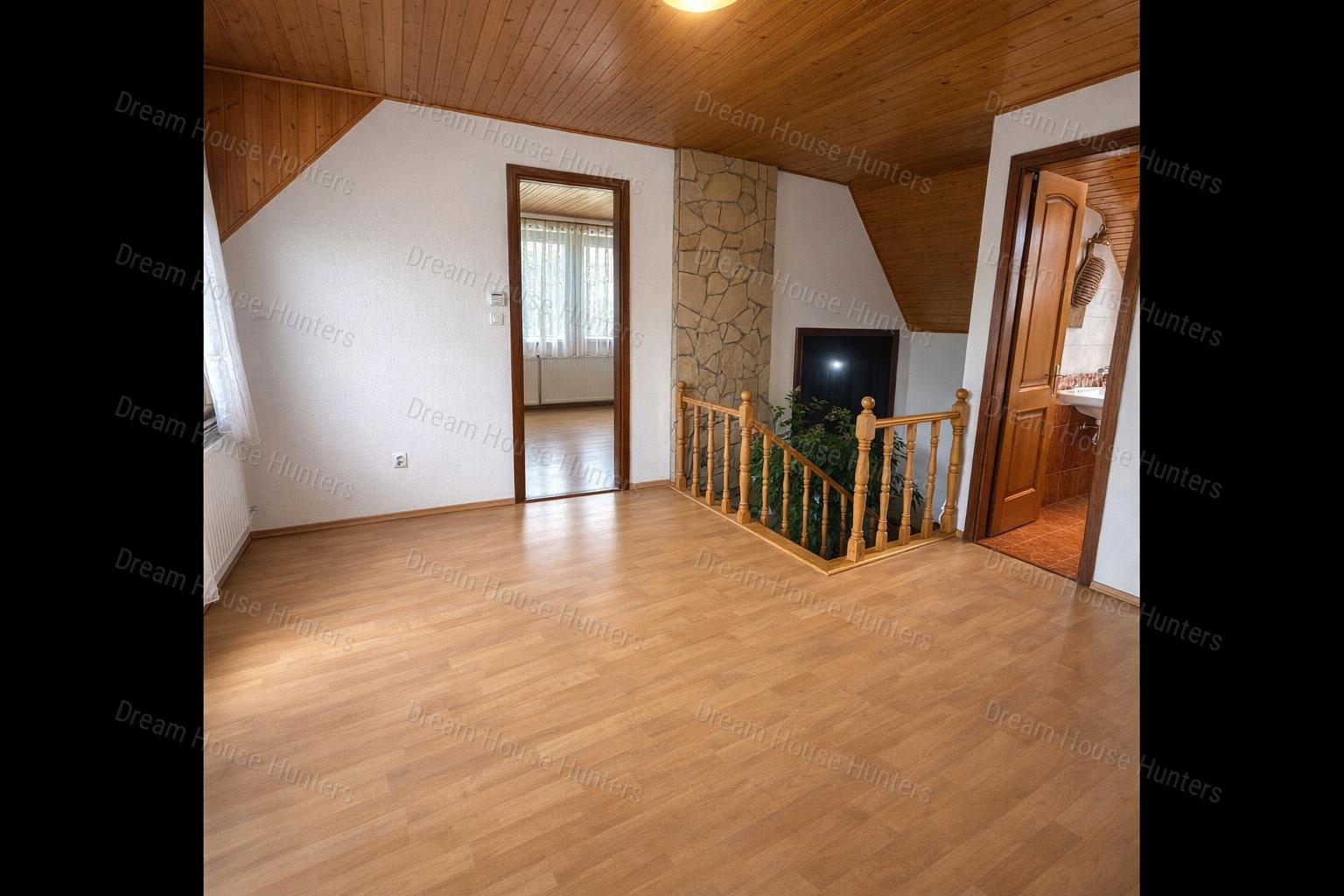 Eladó 18. kerületi, 3 szintes (szuterén+földszint+tetőtér)  családi ház garázzsal!