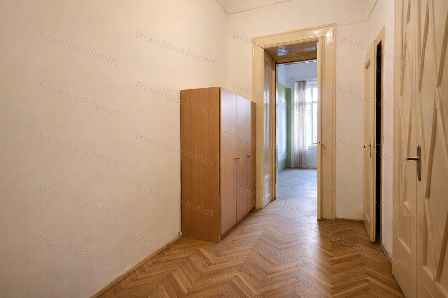 Budapest VII. kerületében Erkélyes felújítandó tégla lakás Eladó