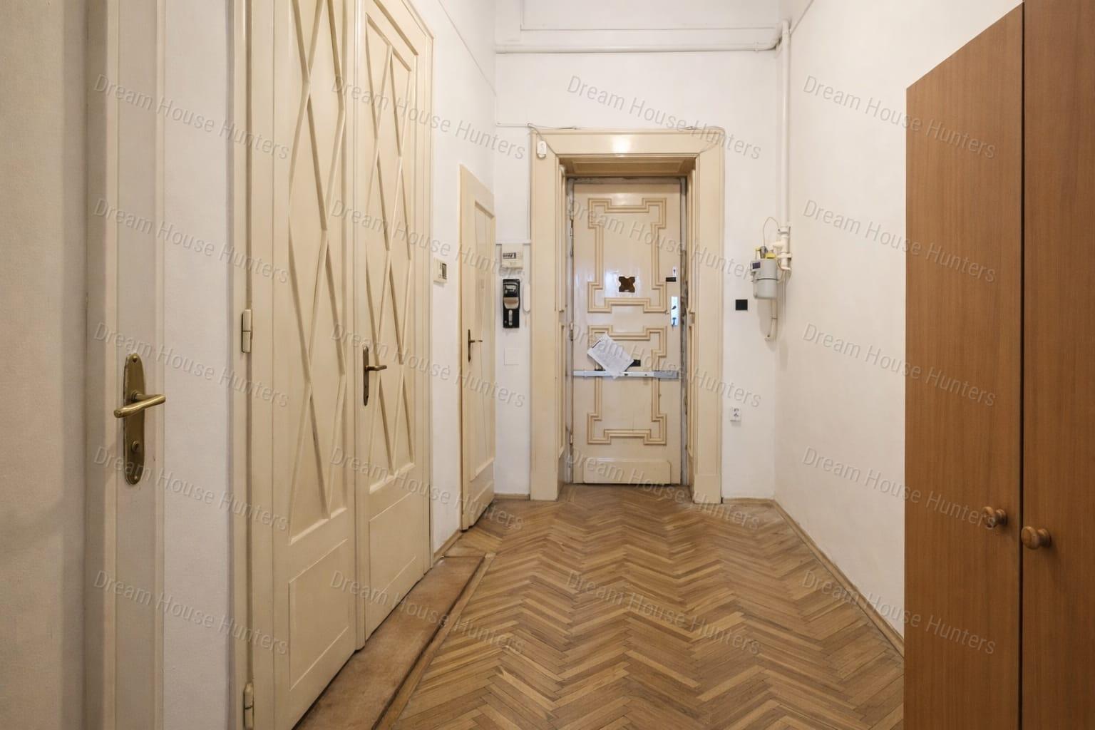 Budapest VII. kerületében Erkélyes felújítandó tégla lakás Eladó