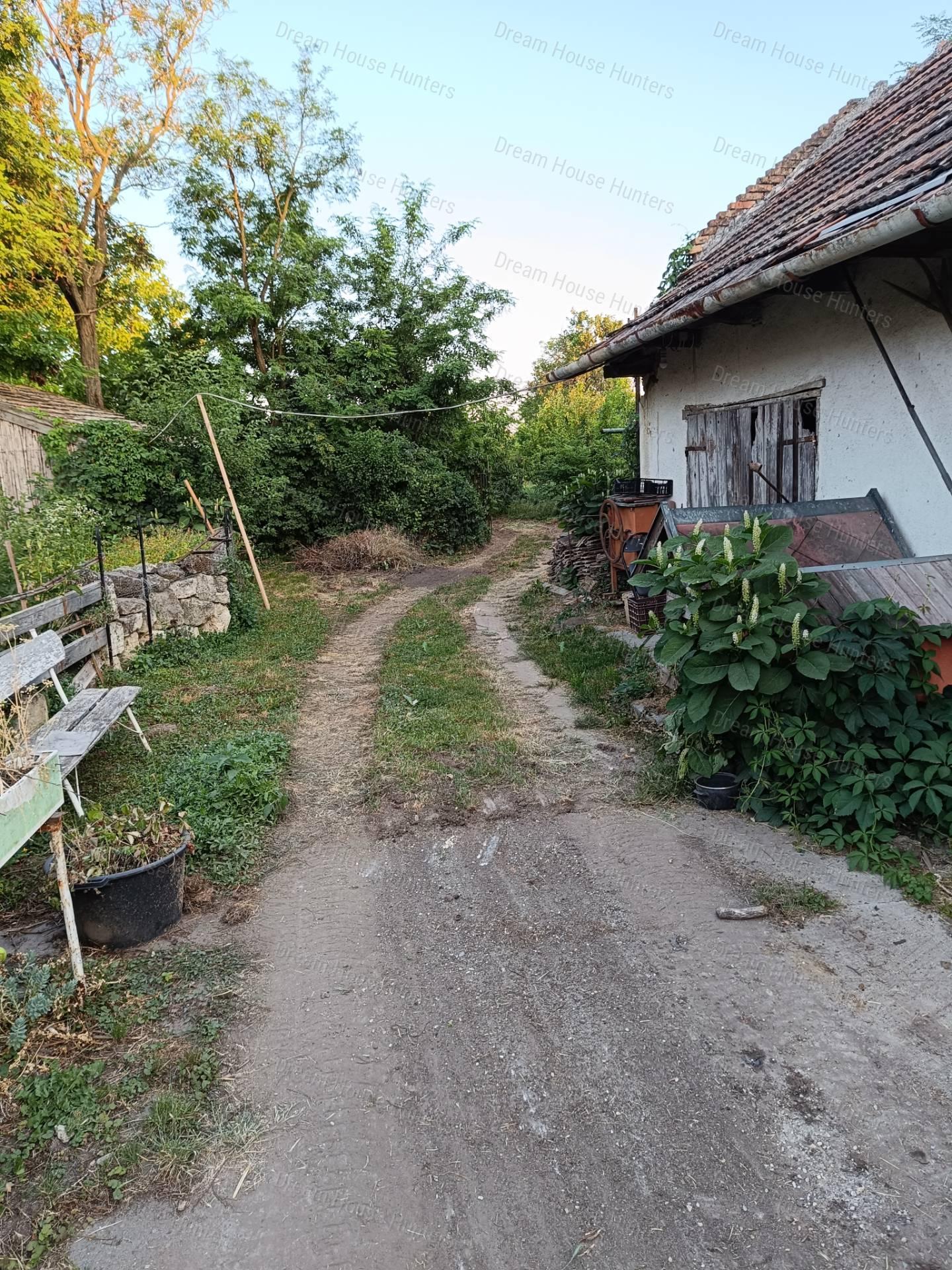 Eladó családi ház Bicske központjában