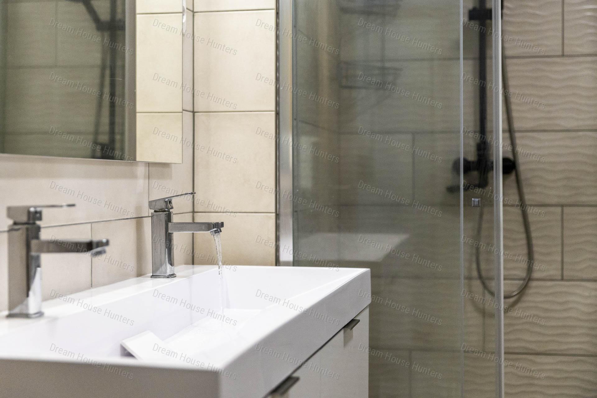 KÉT CSALÁDI HÁZ EGYBEN ELADÓ – MEDENCÉS KERTTEL, NAPELEMES RENDSZERREL