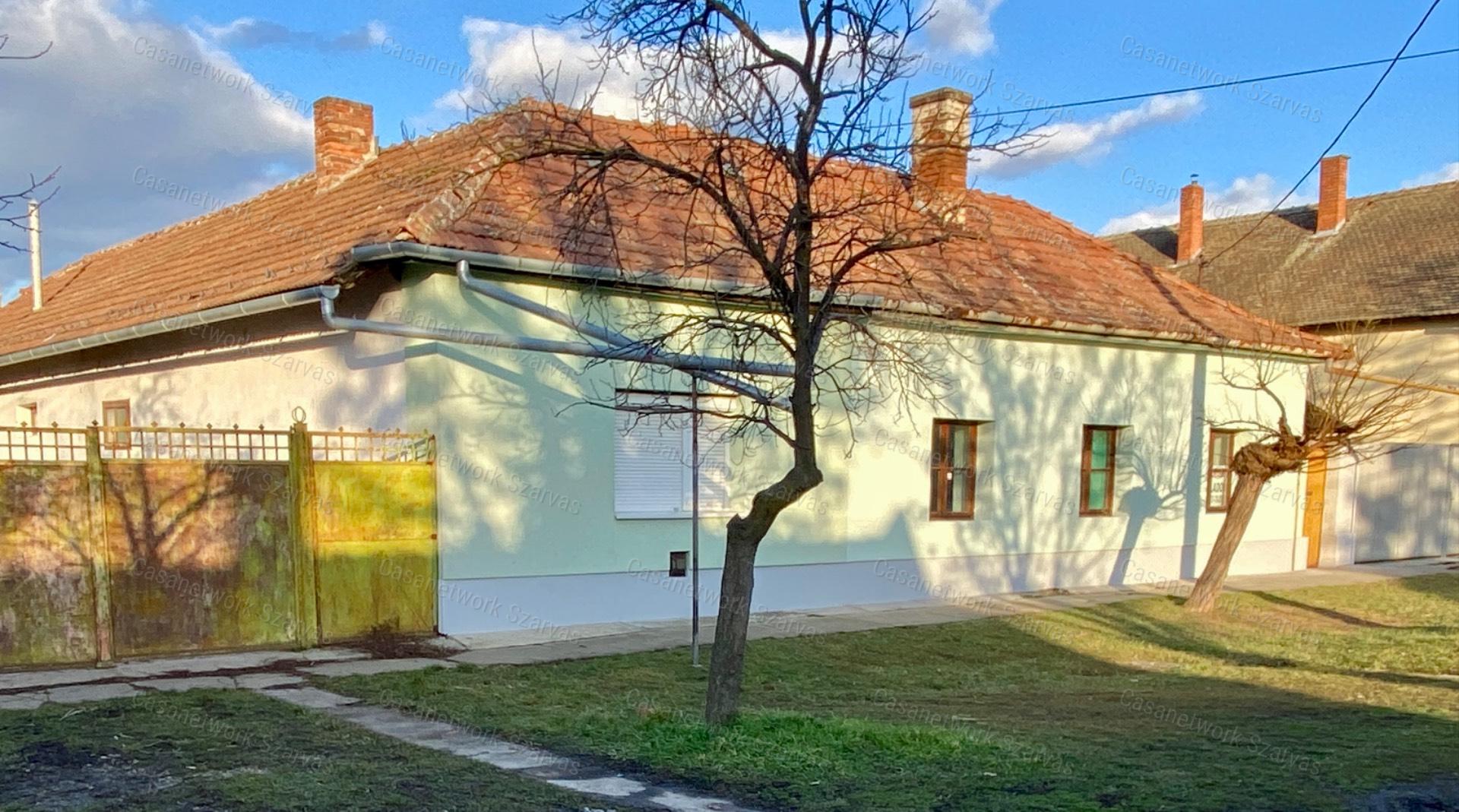Szarvason, több lakrészből álló, 186 nm-es családi ház eladó
