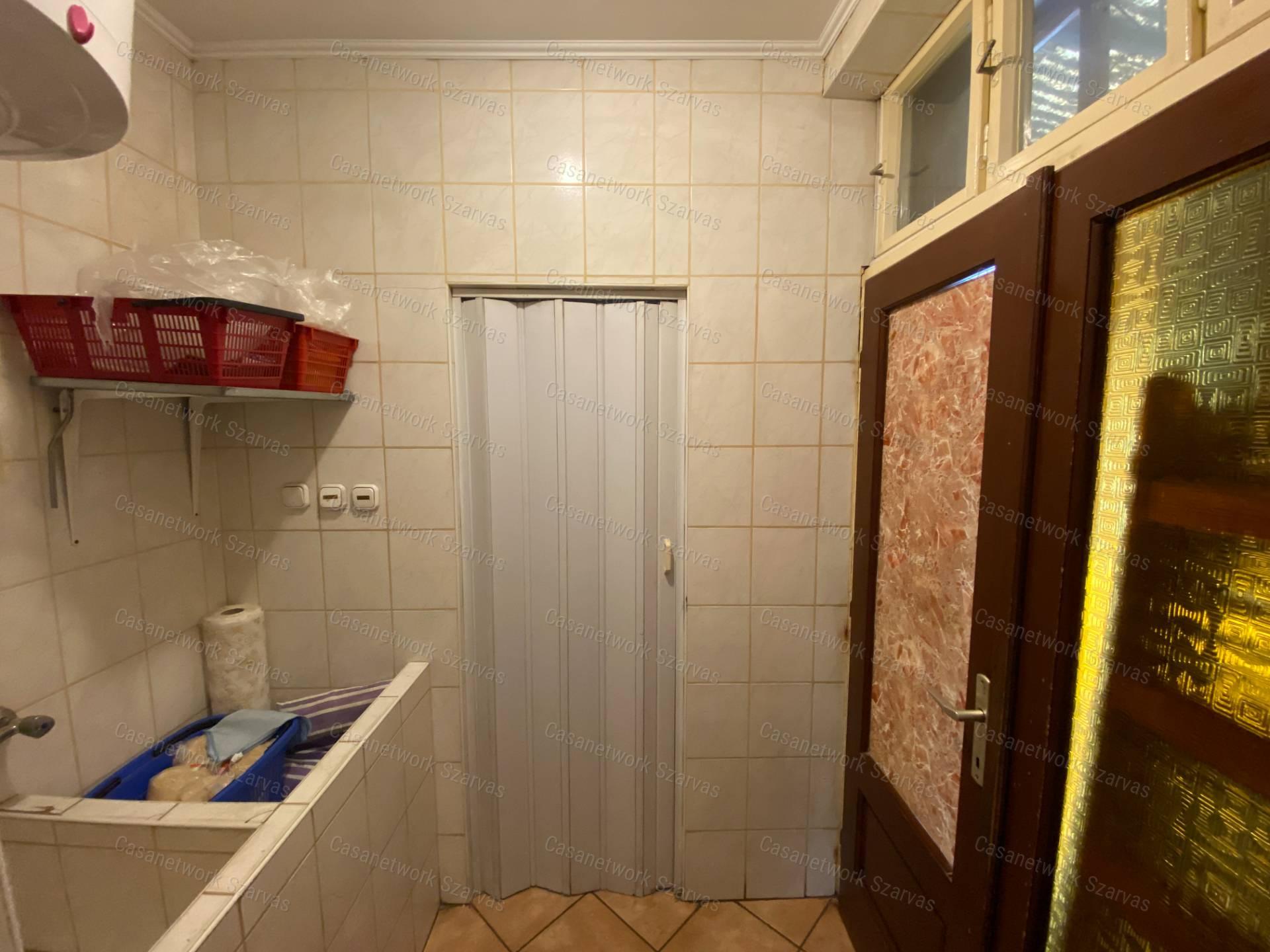 Kunszentmártonban eladó üzlettel, péküzemmel egybekötött lakóház