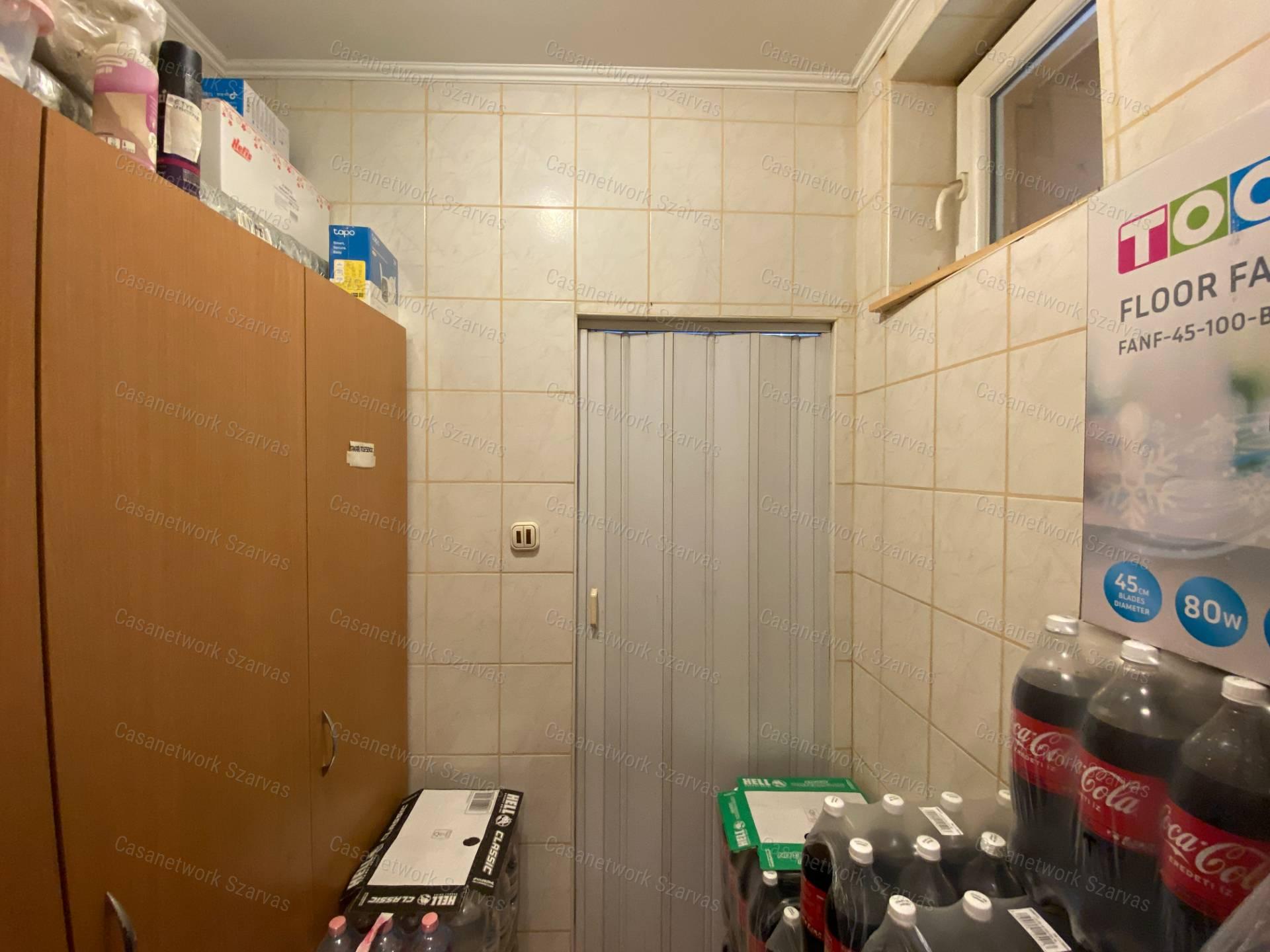 Kunszentmártonban eladó üzlettel, péküzemmel egybekötött lakóház