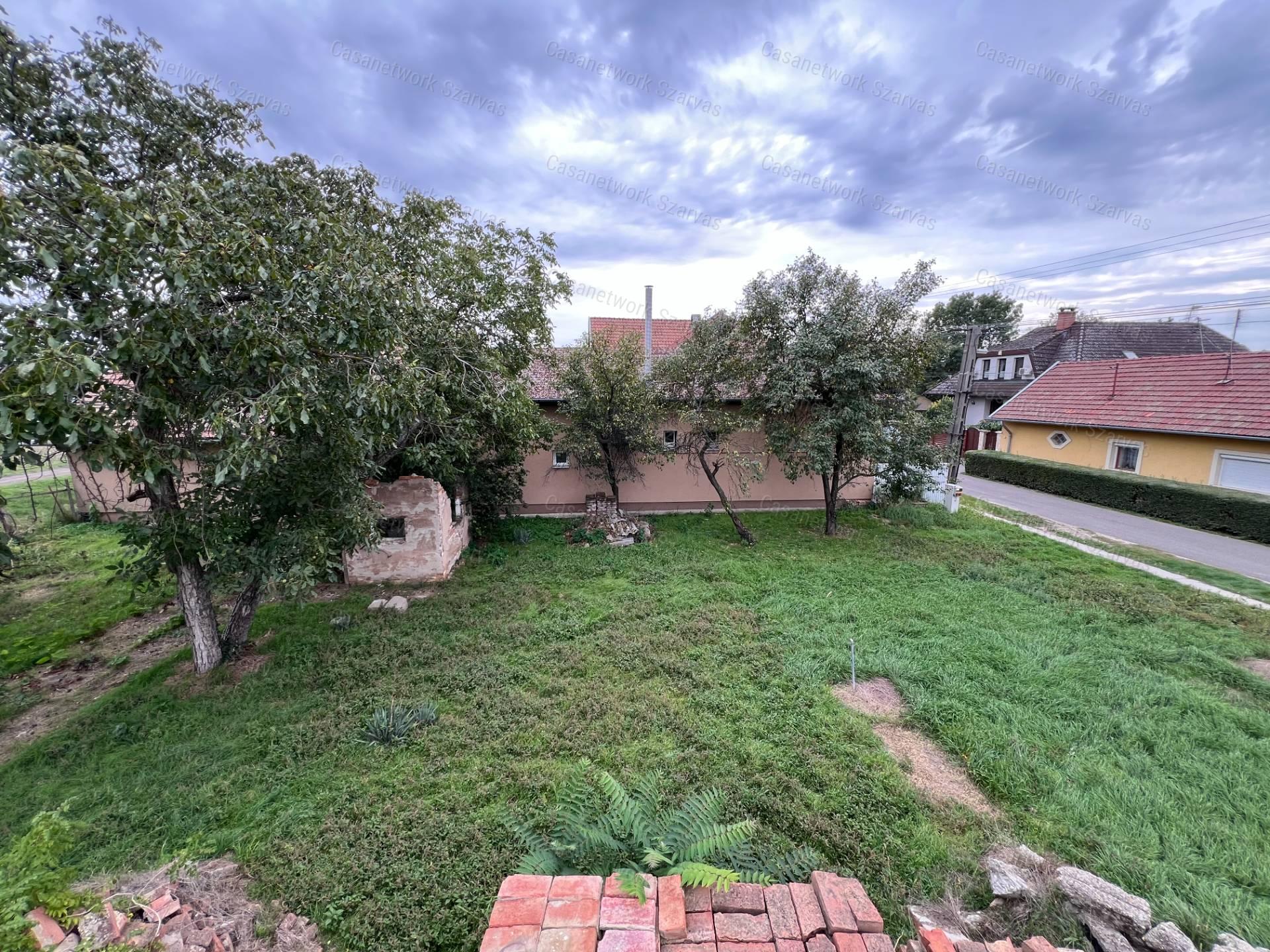 Mezőtúr belvárosához közel, a Berettyó partján építési telek eladó