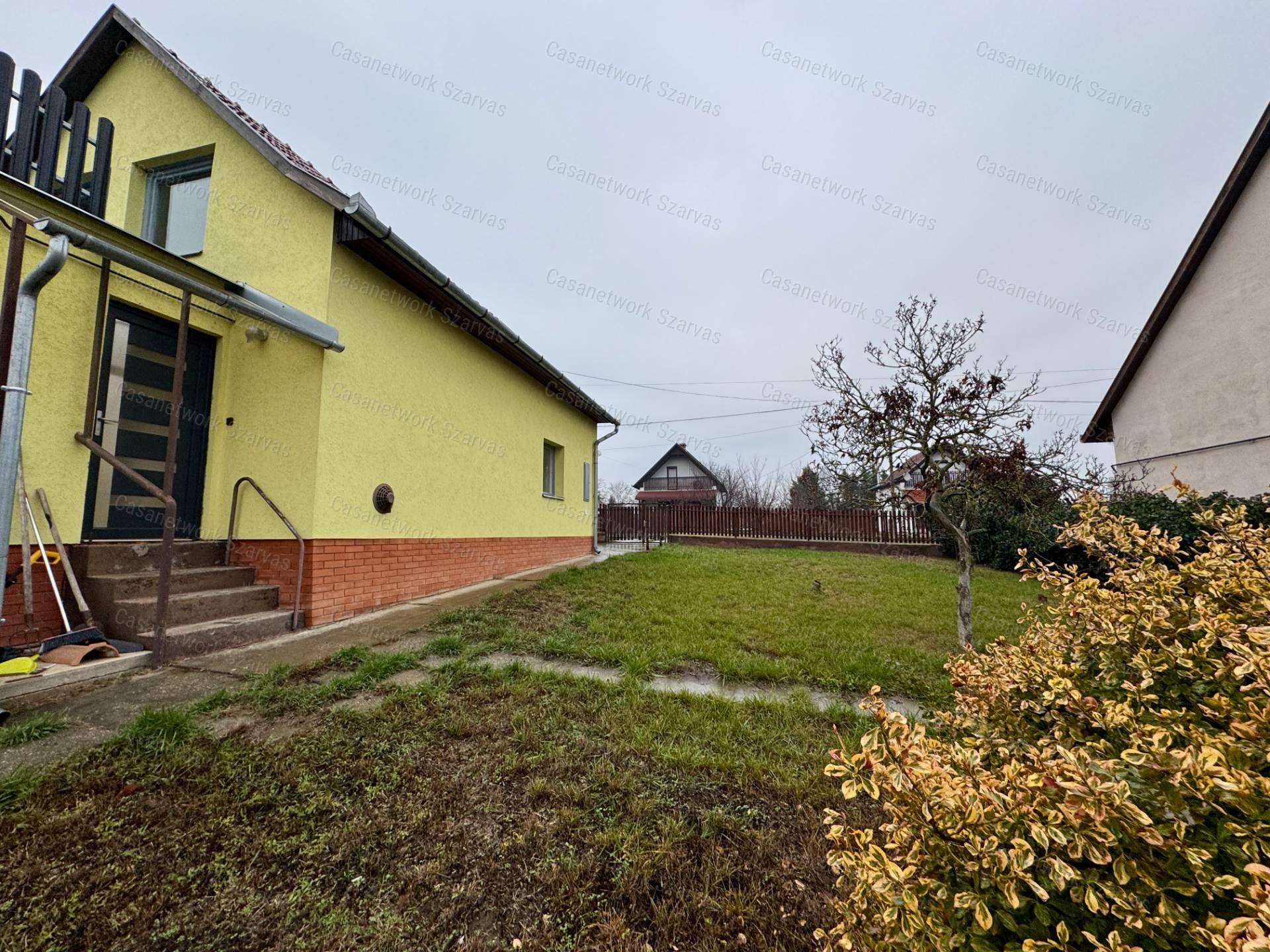 Gyopárosfürdőn esztétikusan felújított, kétszintes üdülőépület eladó