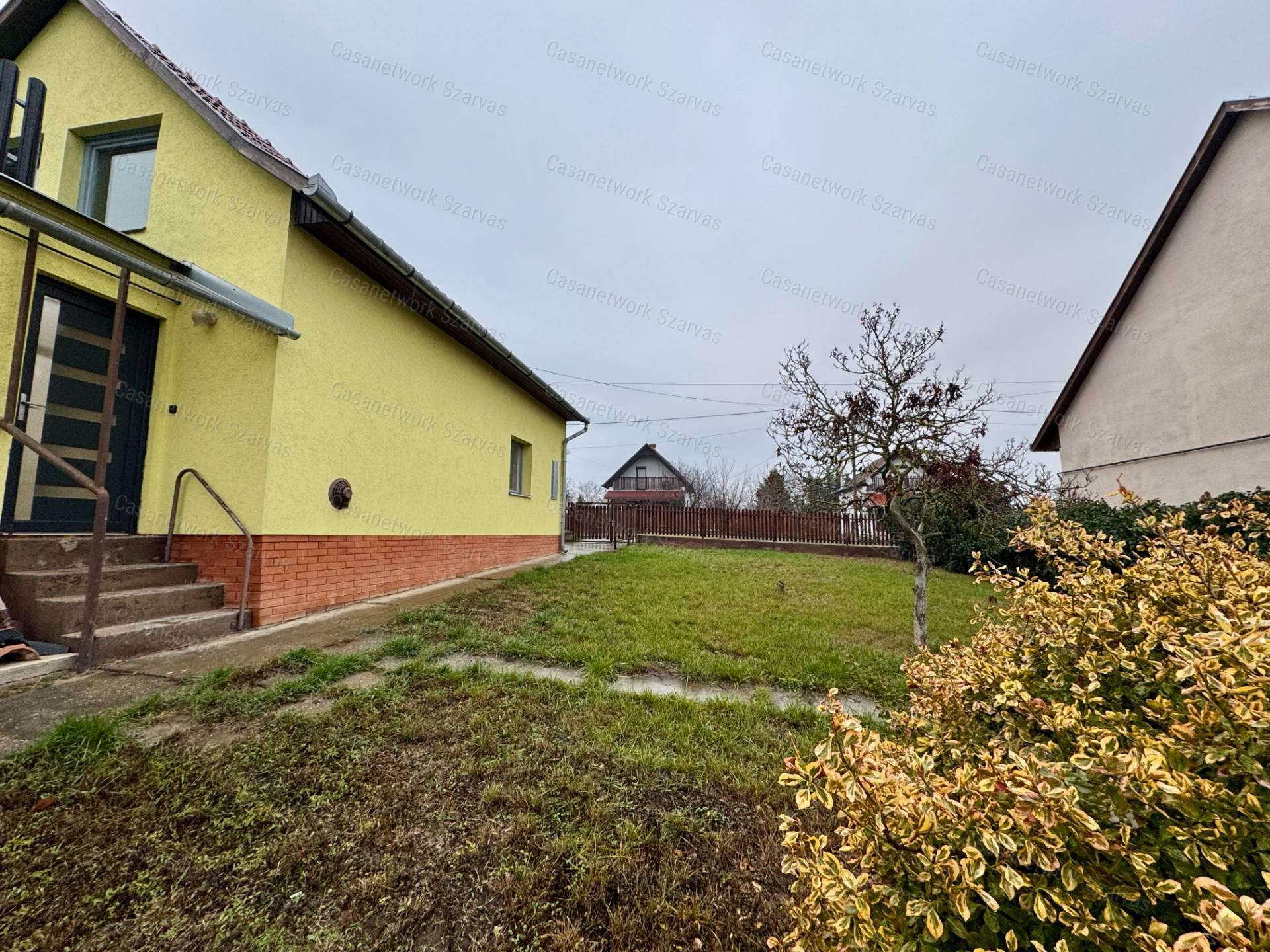 Gyopárosfürdőn esztétikusan felújított, kétszintes üdülőépület eladó