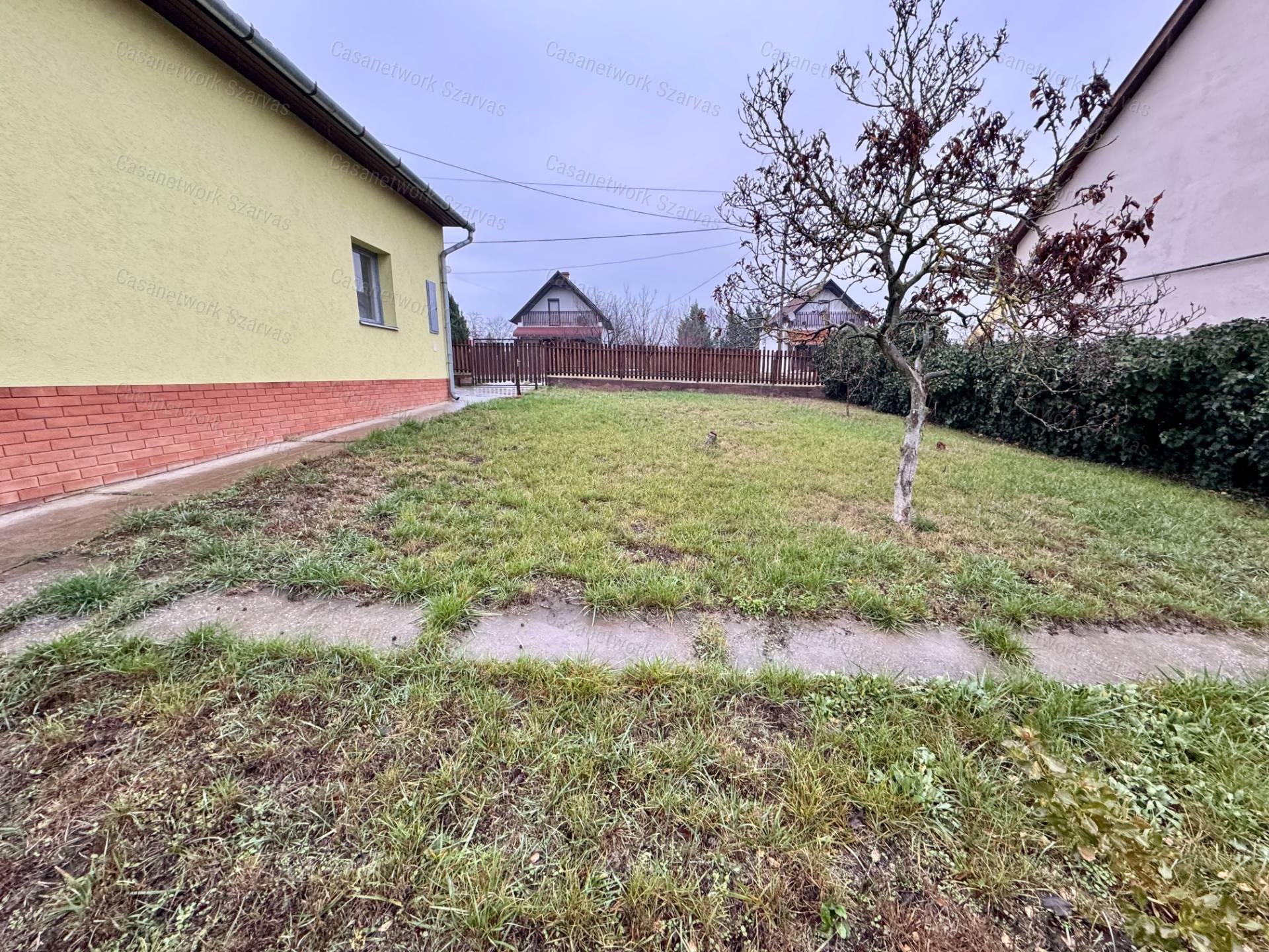 Gyopárosfürdőn esztétikusan felújított, kétszintes üdülőépület eladó