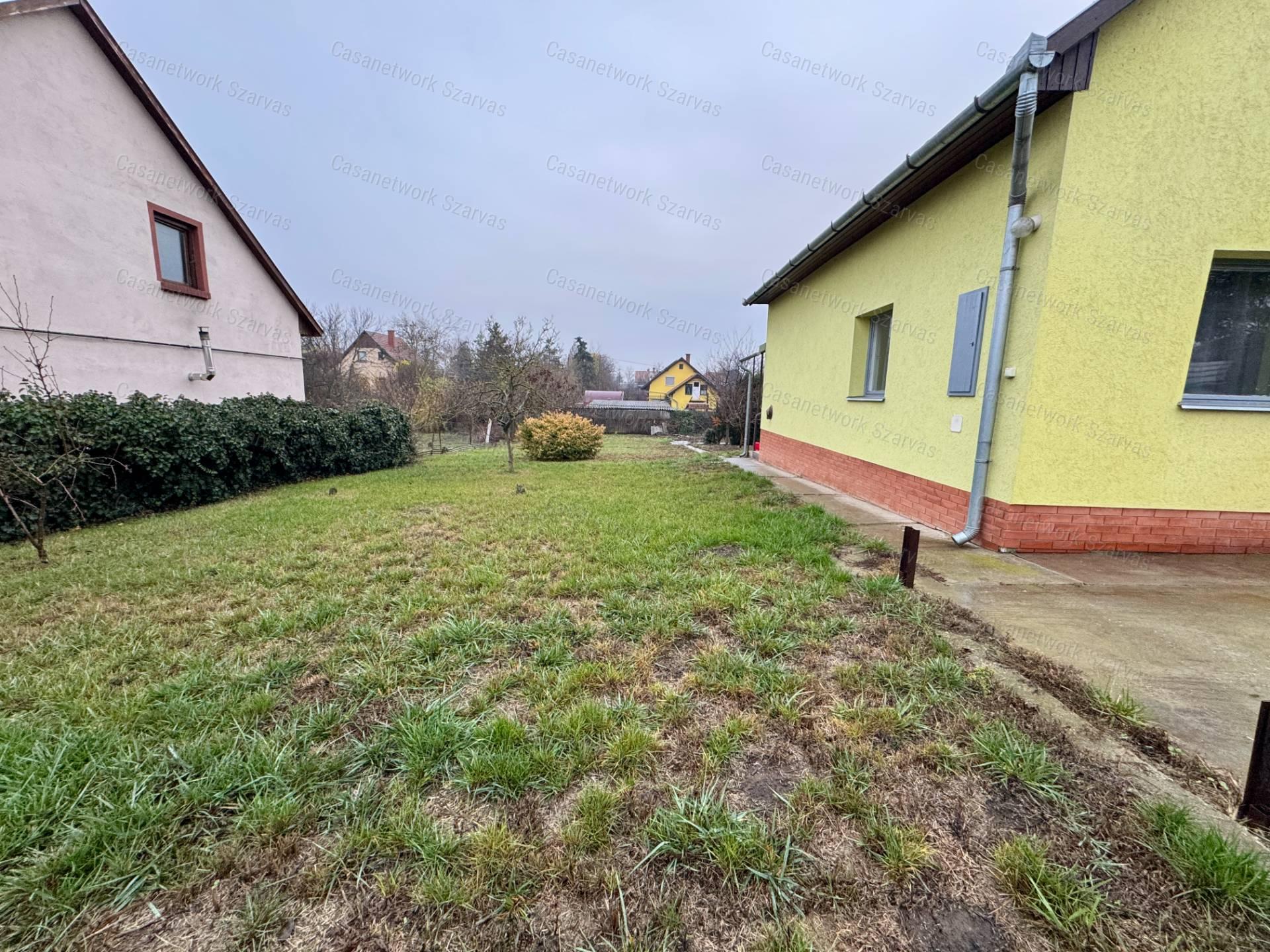 Gyopárosfürdőn esztétikusan felújított, kétszintes üdülőépület eladó