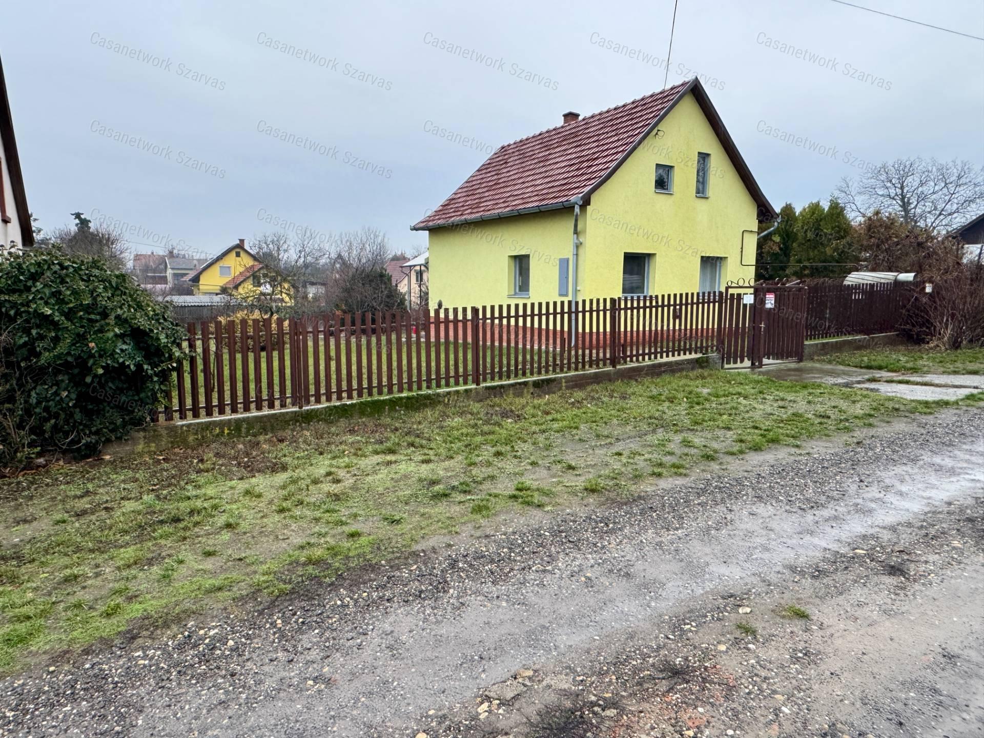 Gyopárosfürdőn esztétikusan felújított, kétszintes üdülőépület eladó