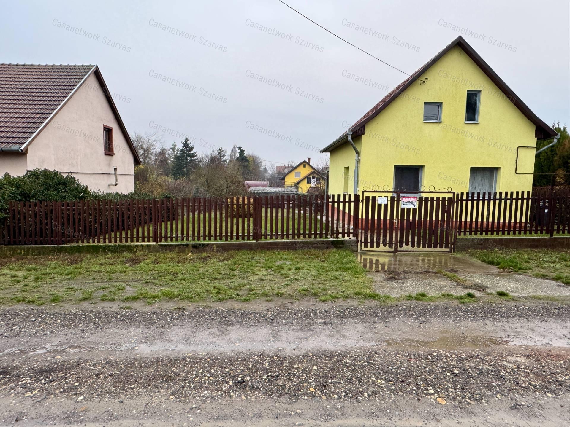 Gyopárosfürdőn esztétikusan felújított, kétszintes üdülőépület eladó