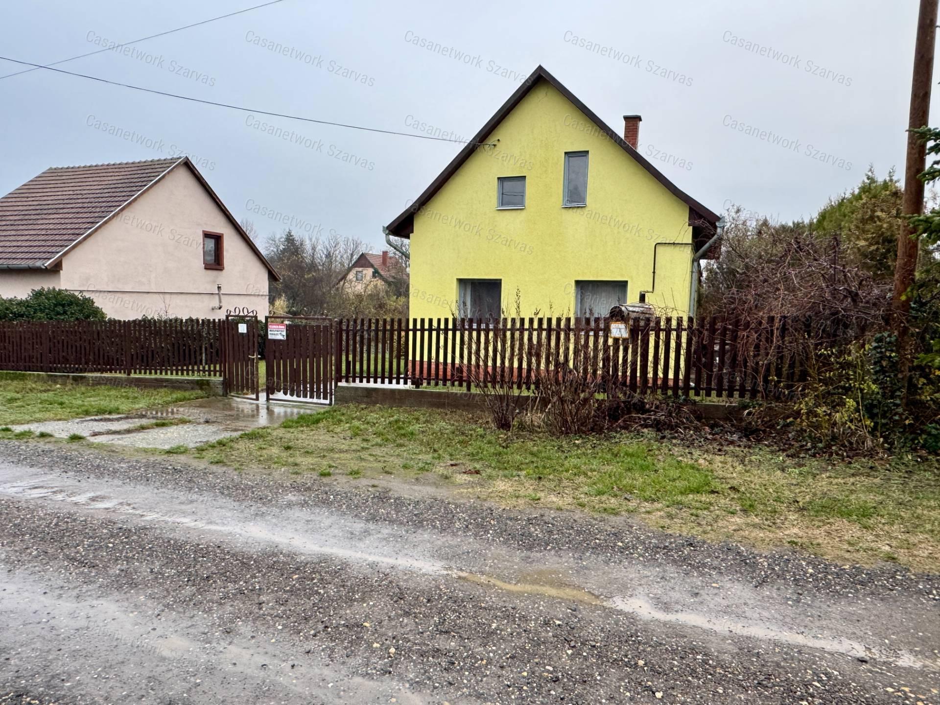 Gyopárosfürdőn esztétikusan felújított, kétszintes üdülőépület eladó