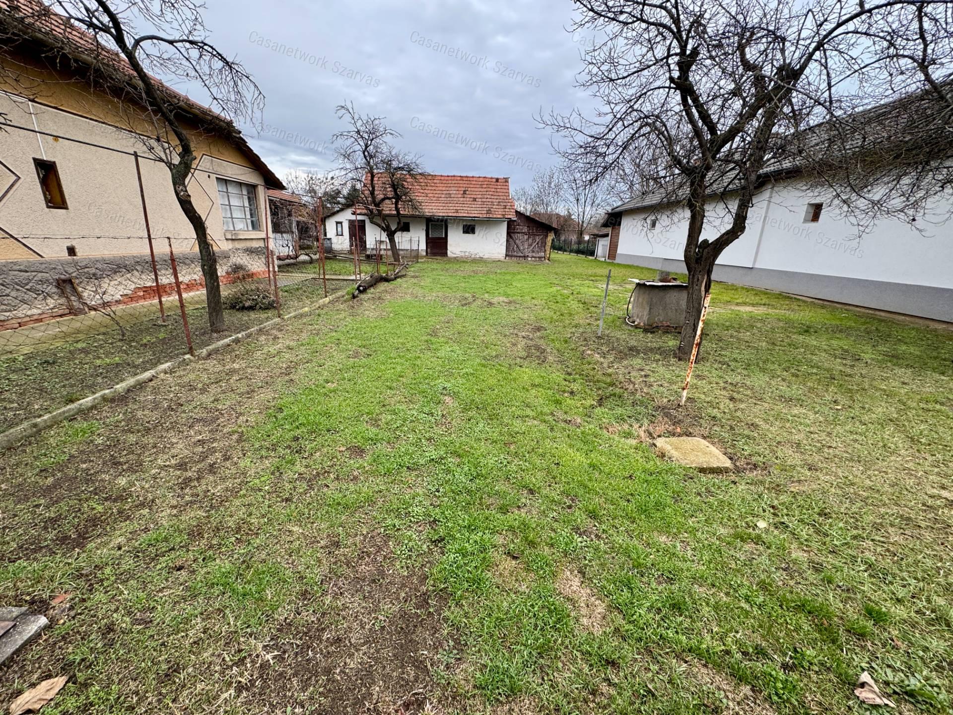 Szarvas kertvárosi részén árértékben igazán kedvező családi ház eladó
