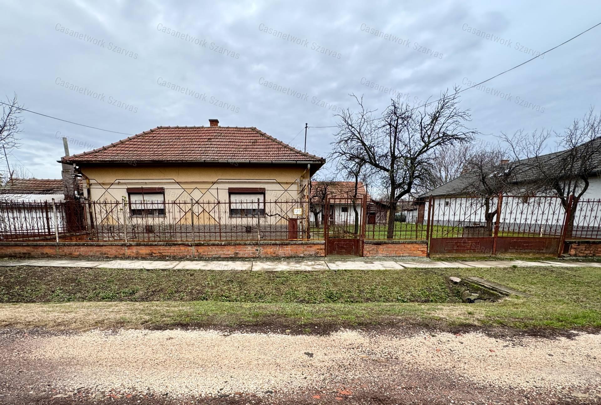 Szarvas kertvárosi részén árértékben igazán kedvező családi ház eladó