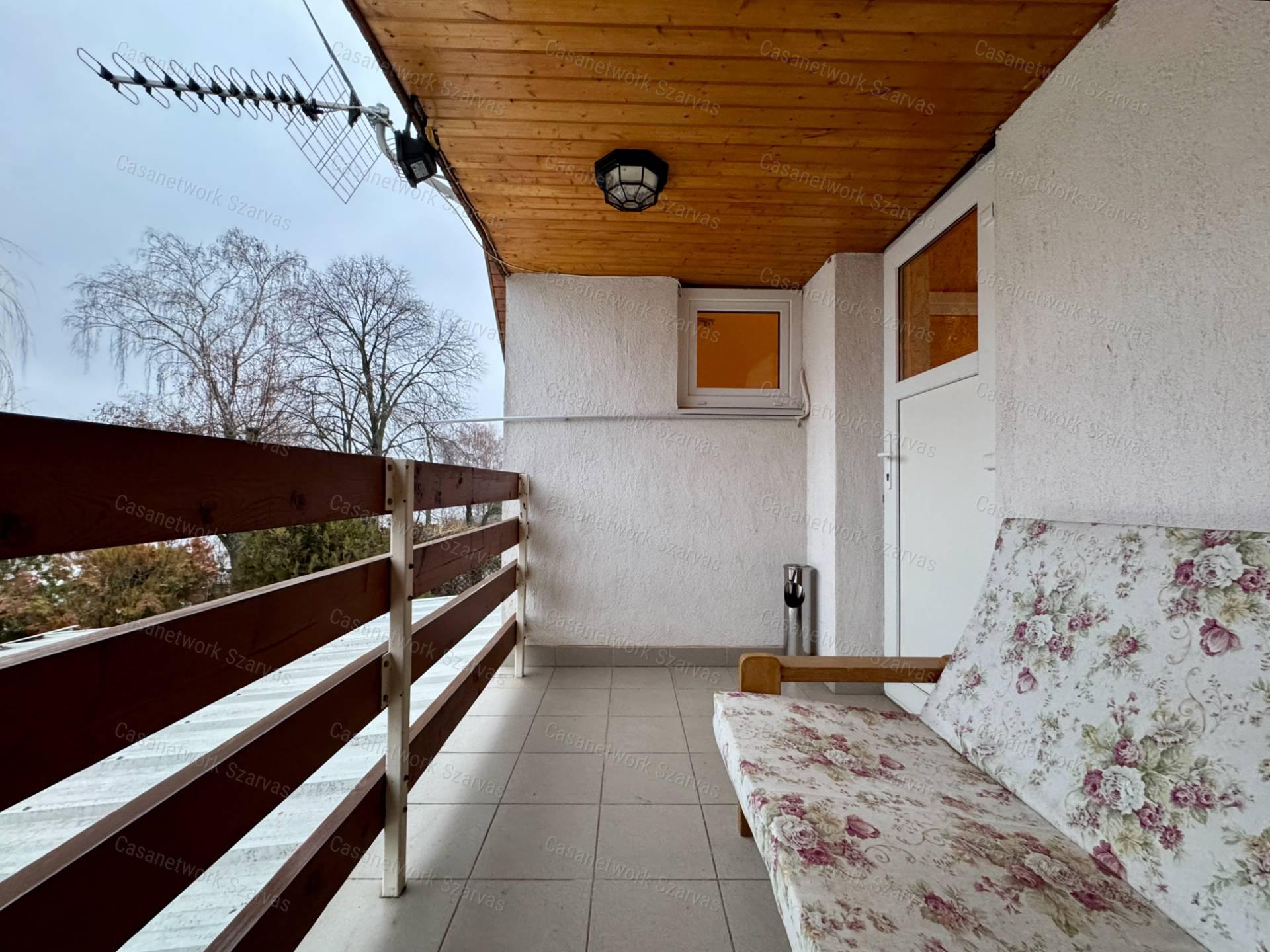 Dinnyelaposi-üdülősoron kétszintes, téglaépítésű, jó állapotú nyaraló