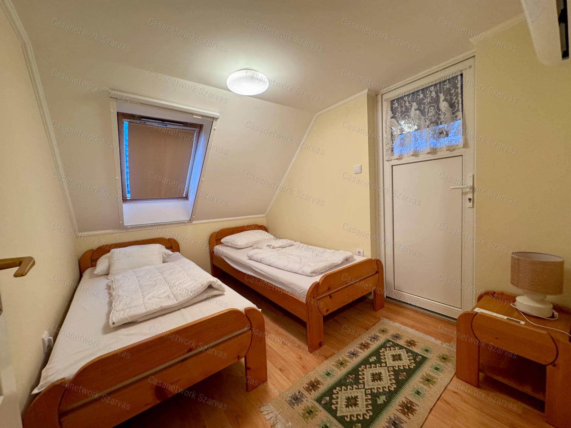 Dinnyelaposi-üdülősoron kétszintes, téglaépítésű, jó állapotú nyaraló