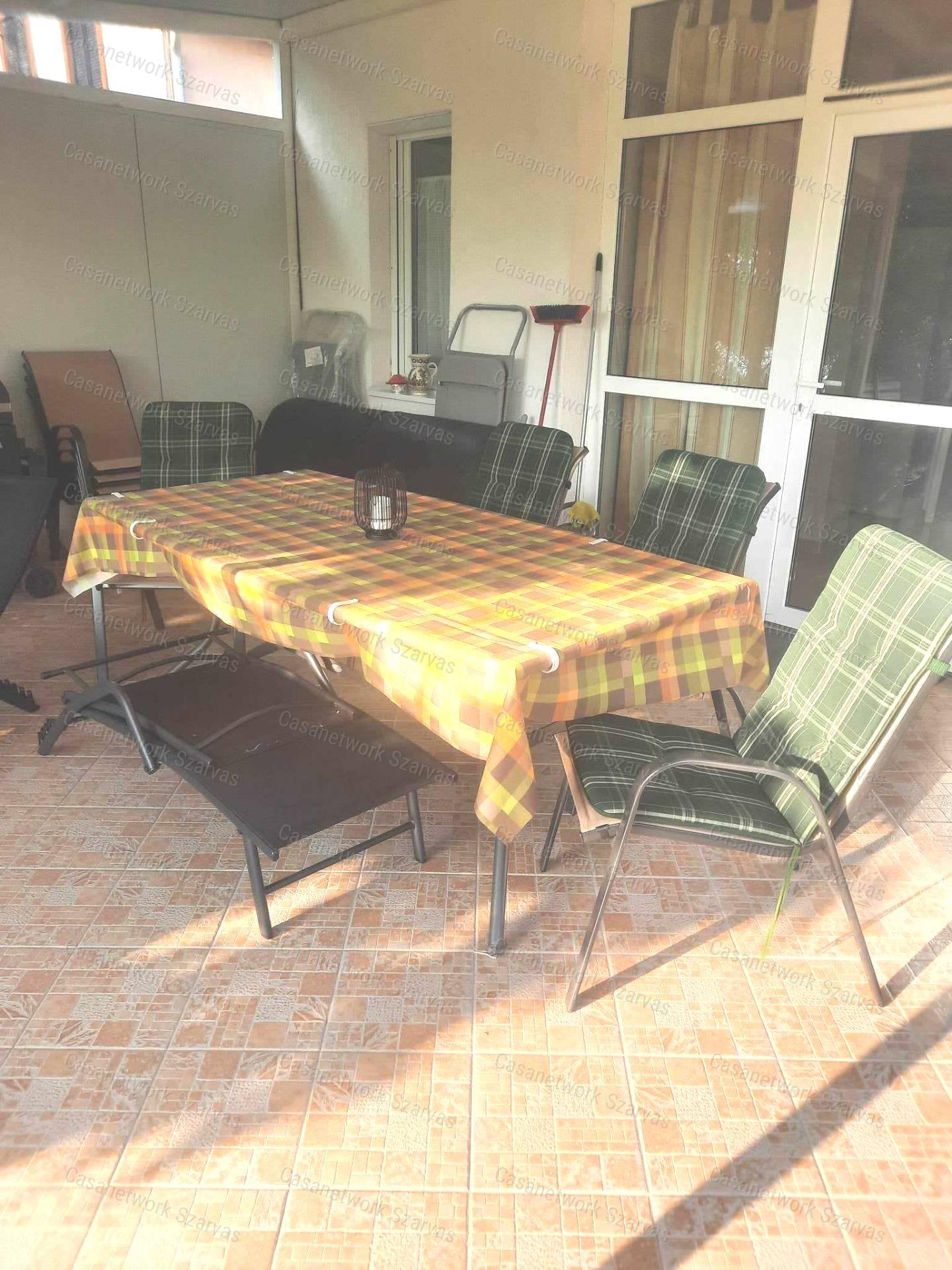 Dinnyelaposi-üdülősoron kétszintes, téglaépítésű, jó állapotú nyaraló