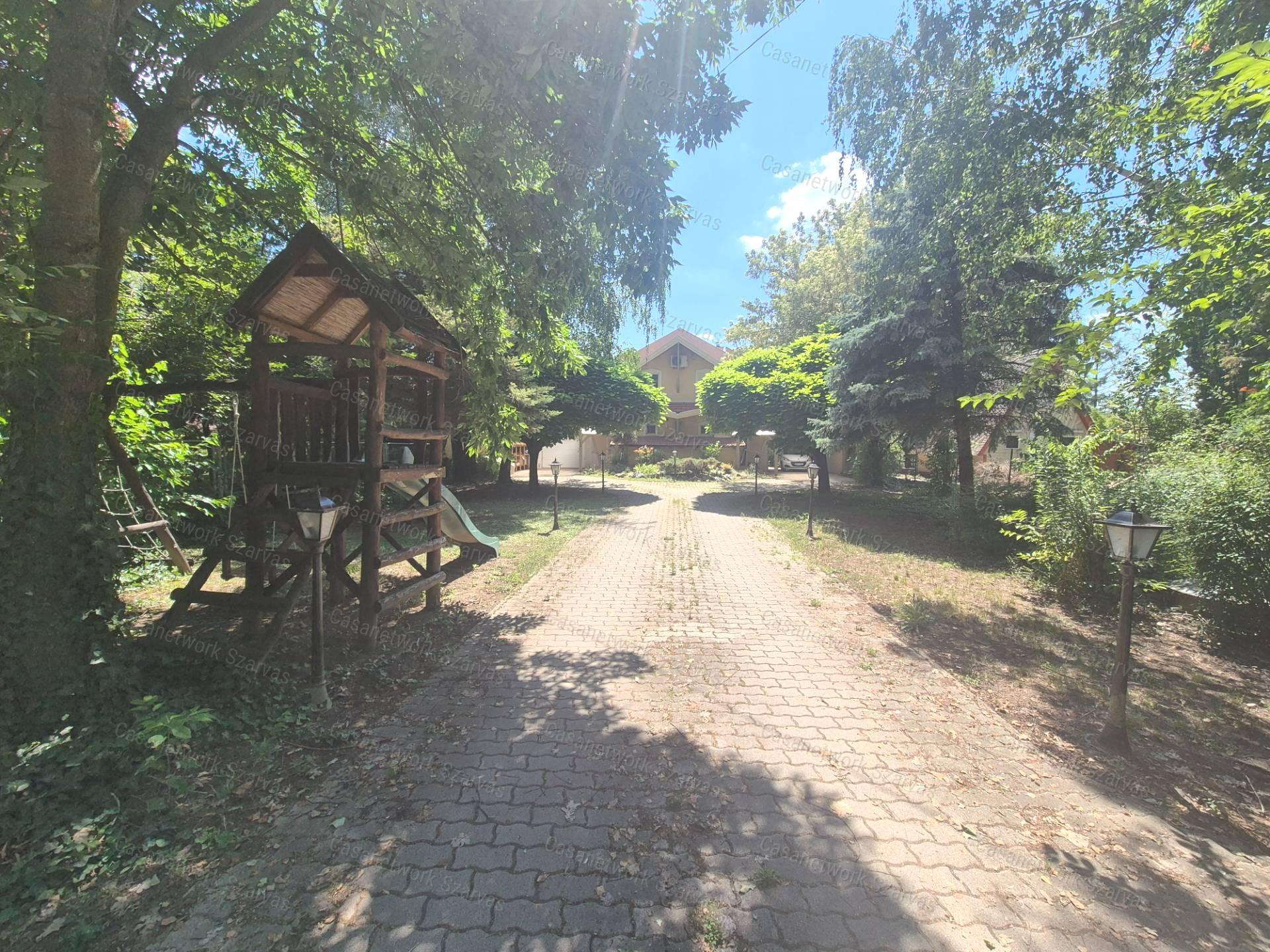 Eladó exkluzív, wellness nyaraló az Arborétumi üdülősoron
