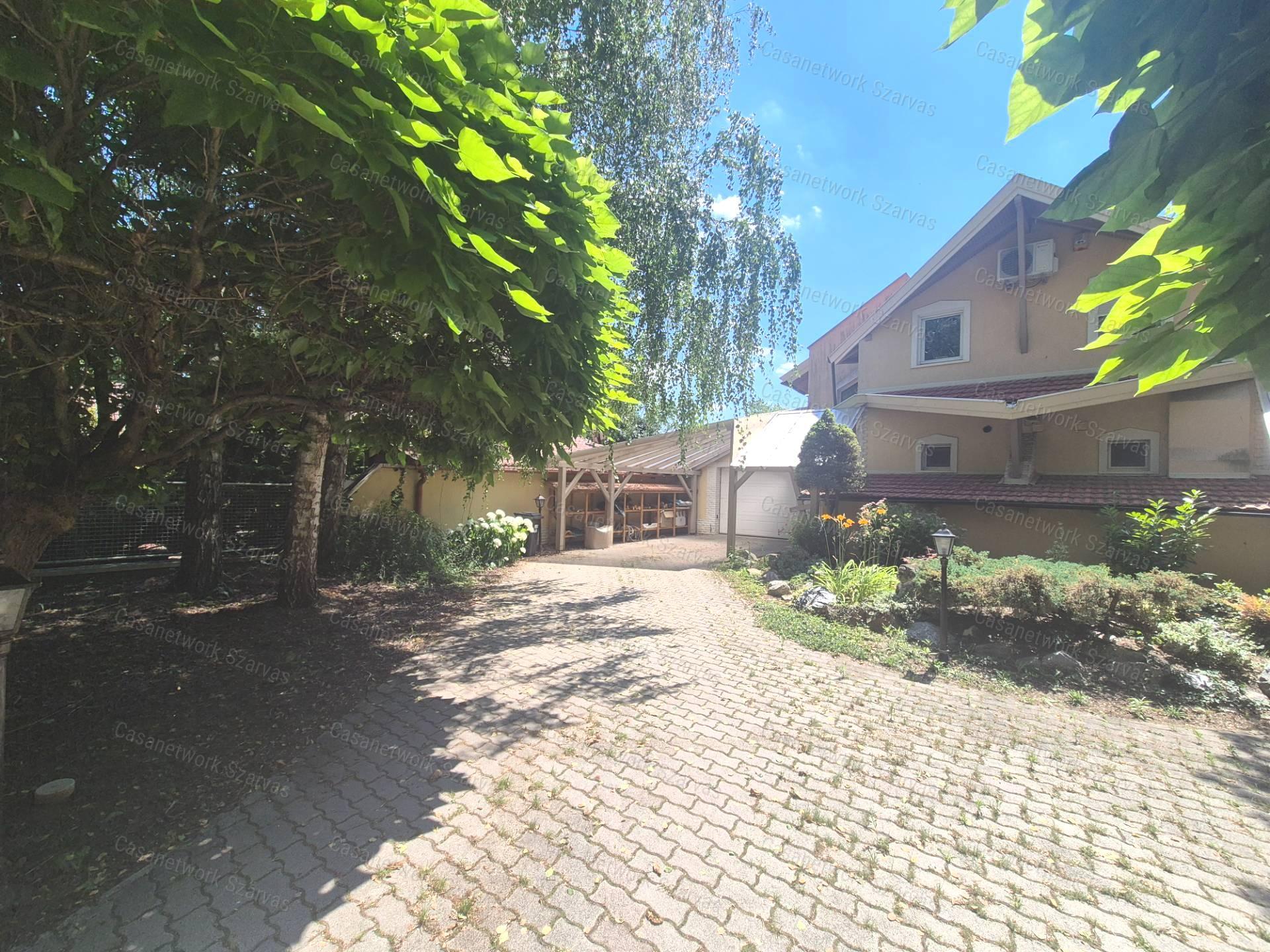 Eladó exkluzív, wellness nyaraló az Arborétumi üdülősoron