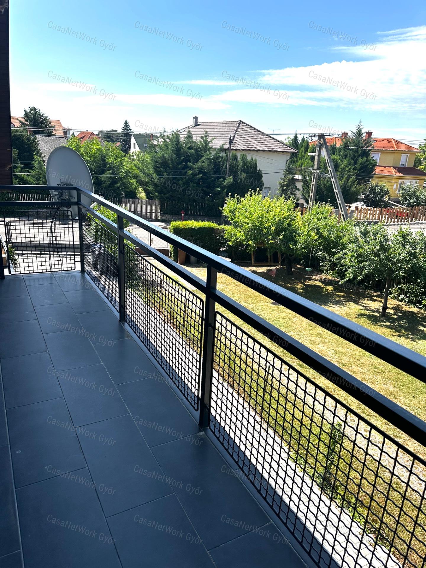 Eladó felújított téglalakás, medencés házban Balatonfüreden
