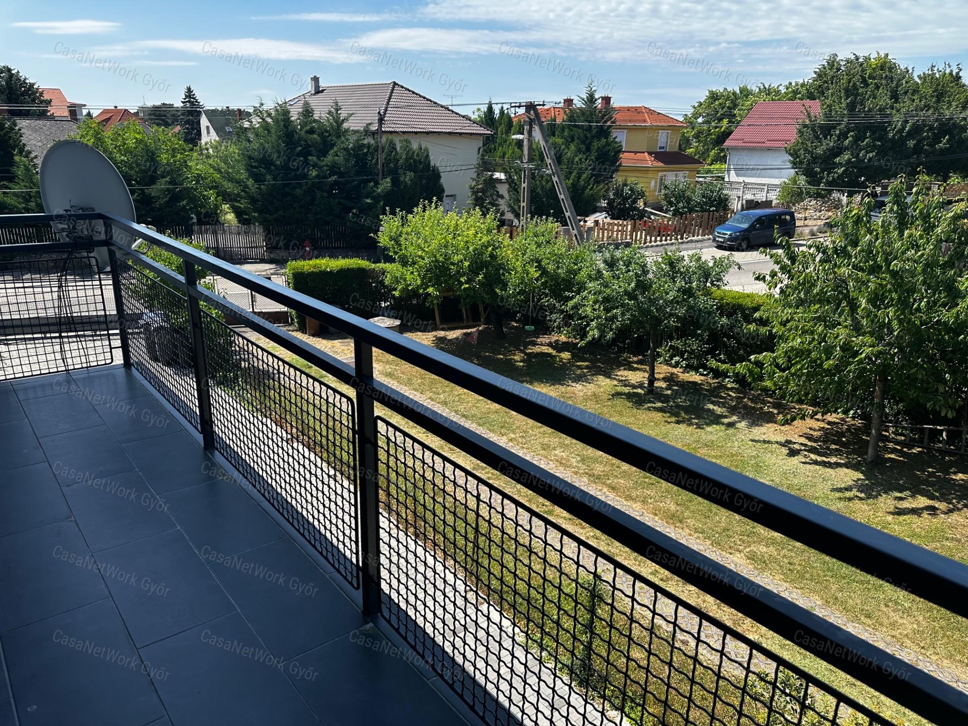 Eladó felújított téglalakás, medencés házban Balatonfüreden