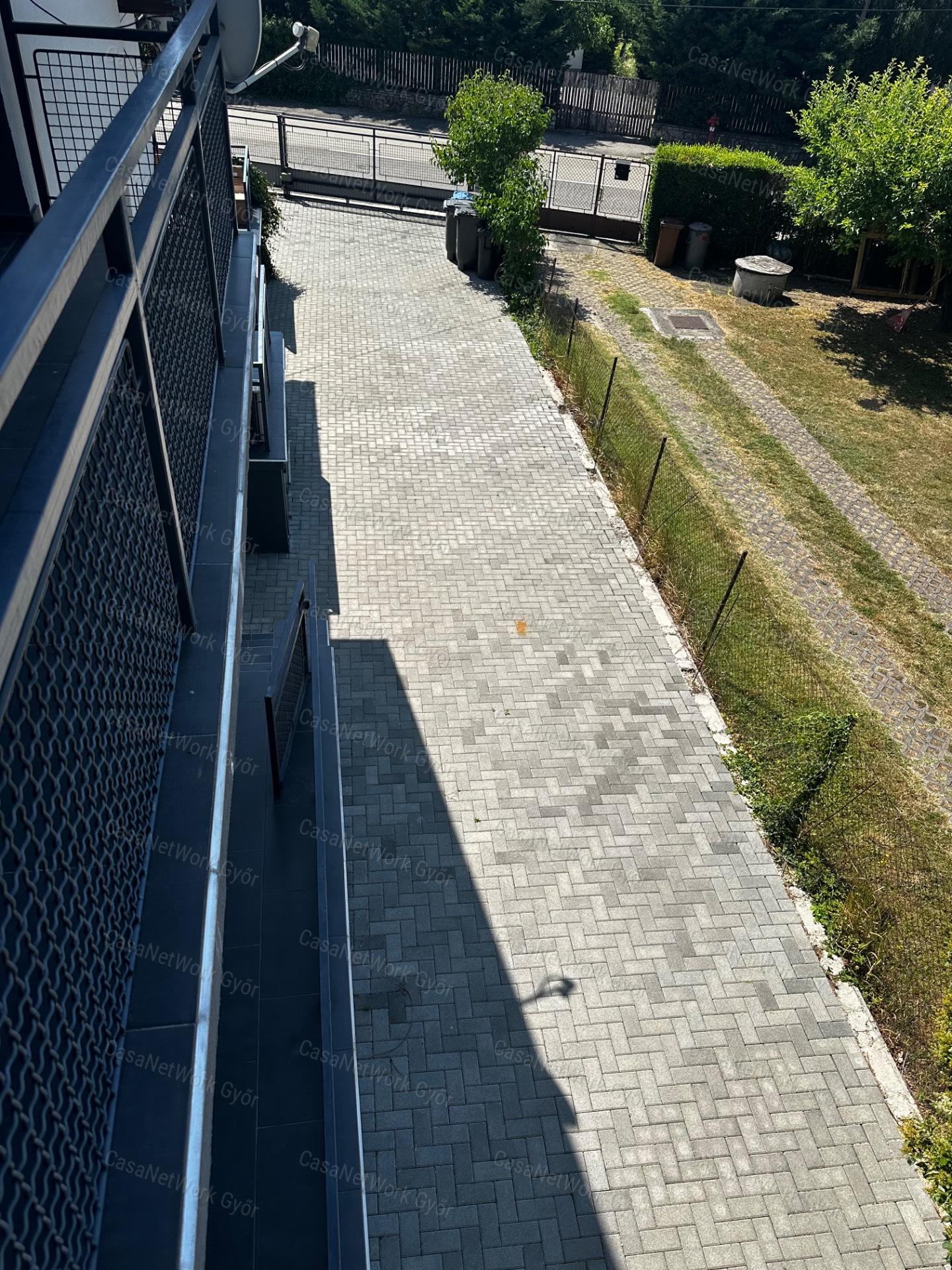 Eladó felújított téglalakás, medencés házban Balatonfüreden