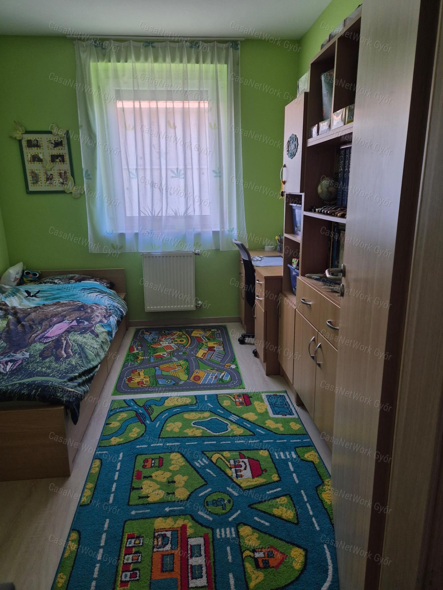 Praktikus kialakítású otthon ELADÓ Győrújbaráton!