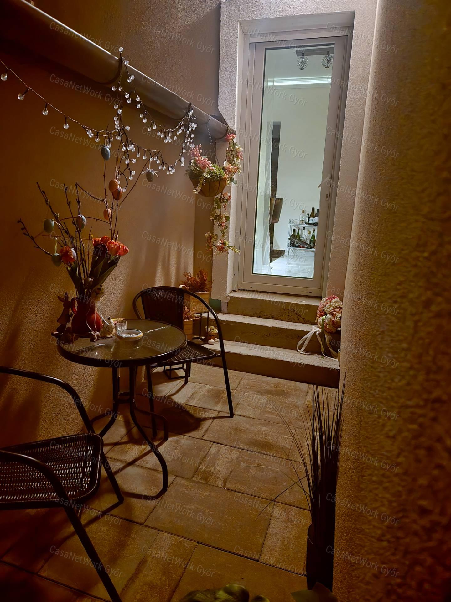 Ékszerdoboz pár lépésre a vízparttól
