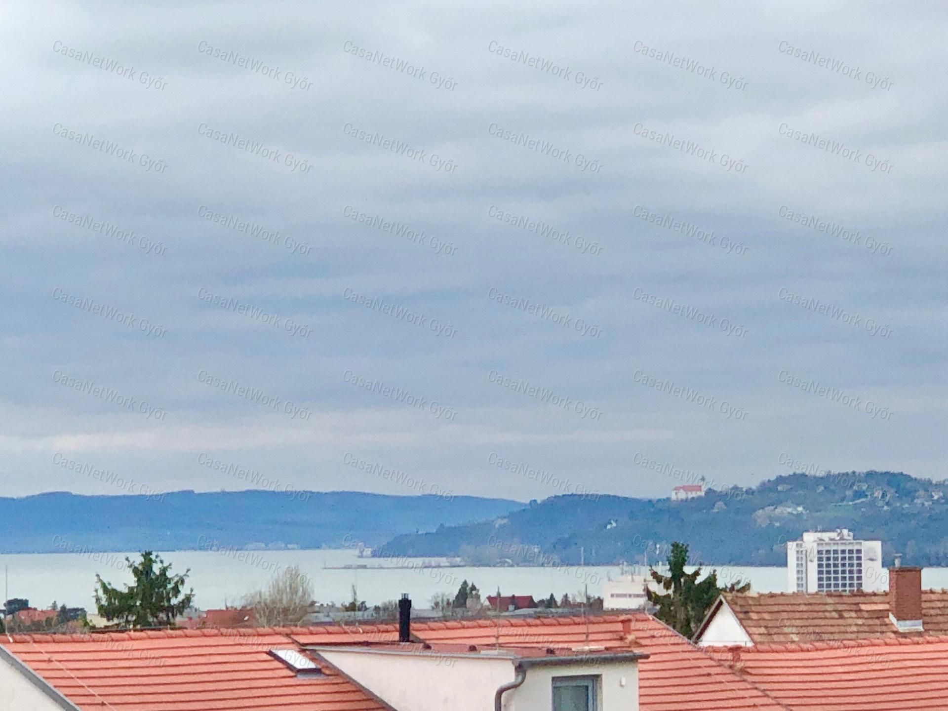 FELÚJÍTOTT, NAPELEMES SORHÁZ A TAMÁSHEGY OLDALÁBAN