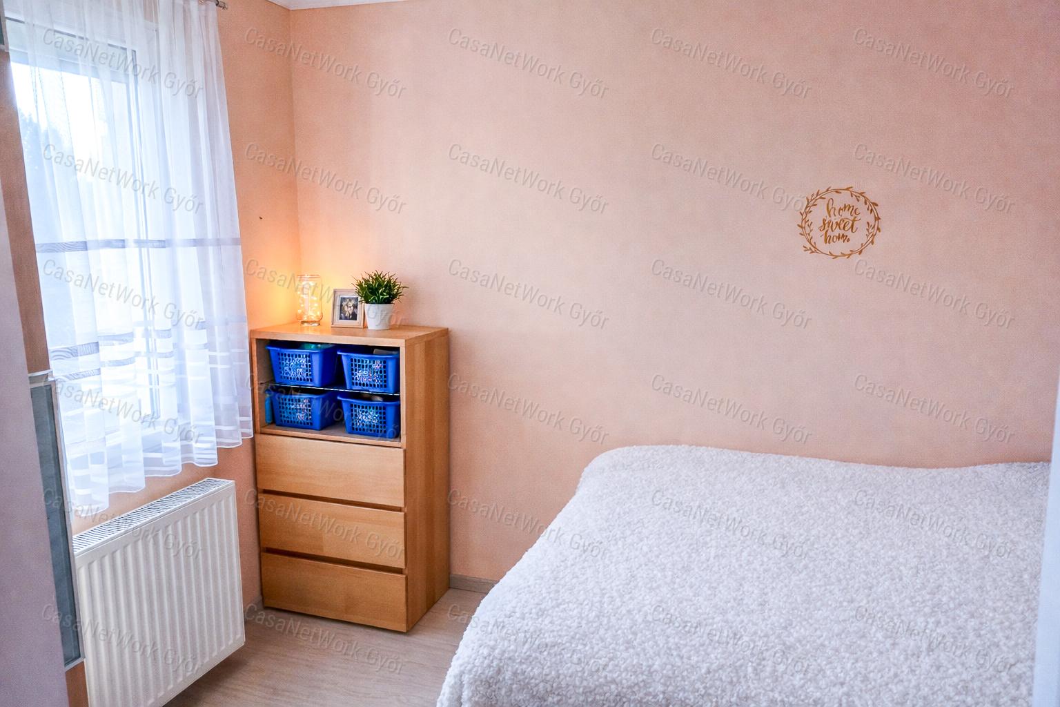 Élhető méret, jó elosztás, nyugodt környezet – lakás Ménfőcsanakon saját parkolóval