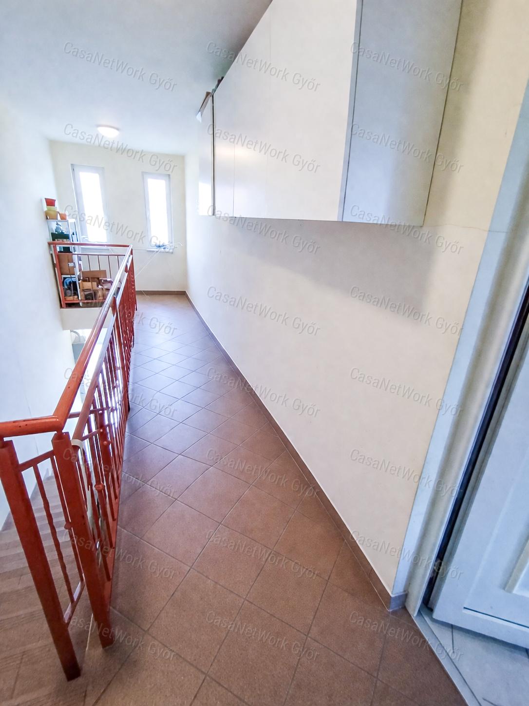 Élhető méret, jó elosztás, nyugodt környezet – lakás Ménfőcsanakon saját parkolóval