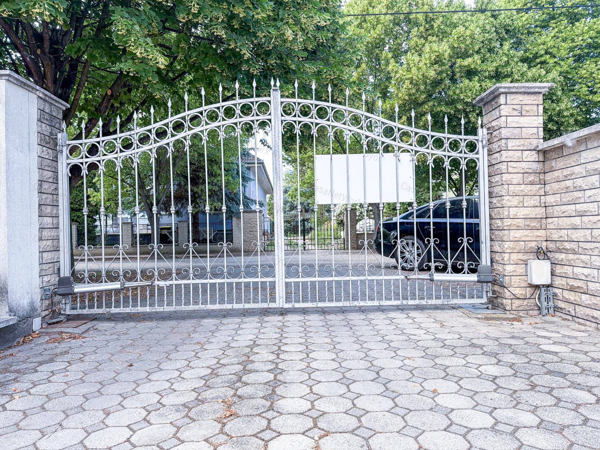IMPOZÁNS, EGYEDI CSALÁDI HÁZ GYŐR-RÉVFALUBAN – OTTHONNAK ÉS VÁLLALKOZÁSRA IS TÖKÉLETES