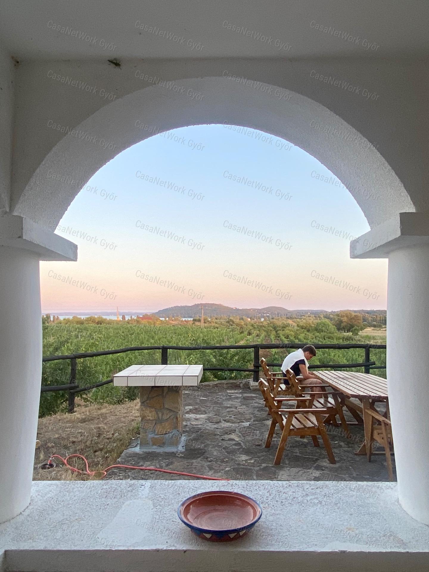 Elvehetetlen panorámás szőlőbirtok eladó Balatonfüreden
