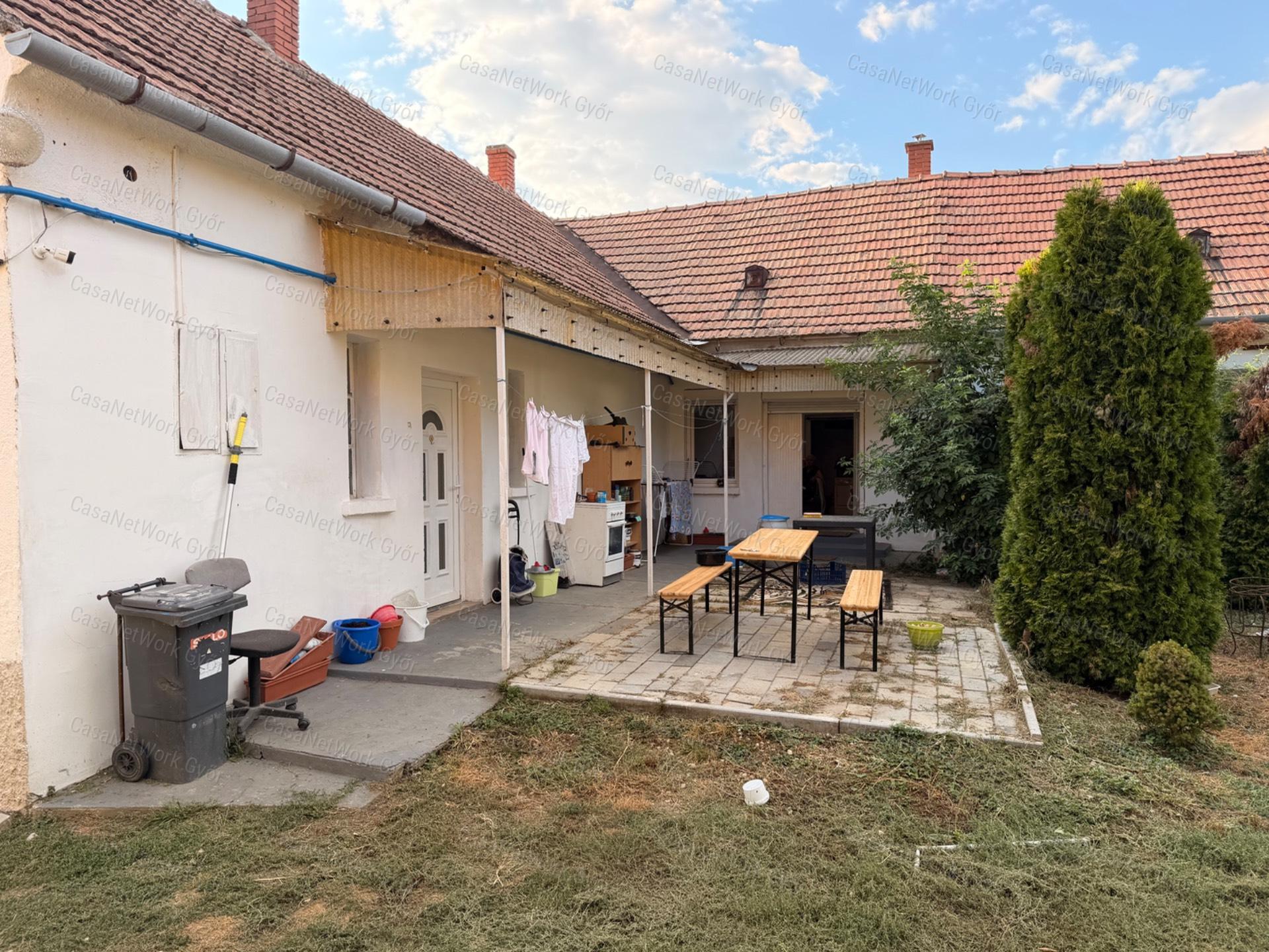 TÁGAS, 4 HÁLÓSZOBÁS CSALÁDI HÁZ SZIL KÖZPONTJÁBAN ELADÓ!