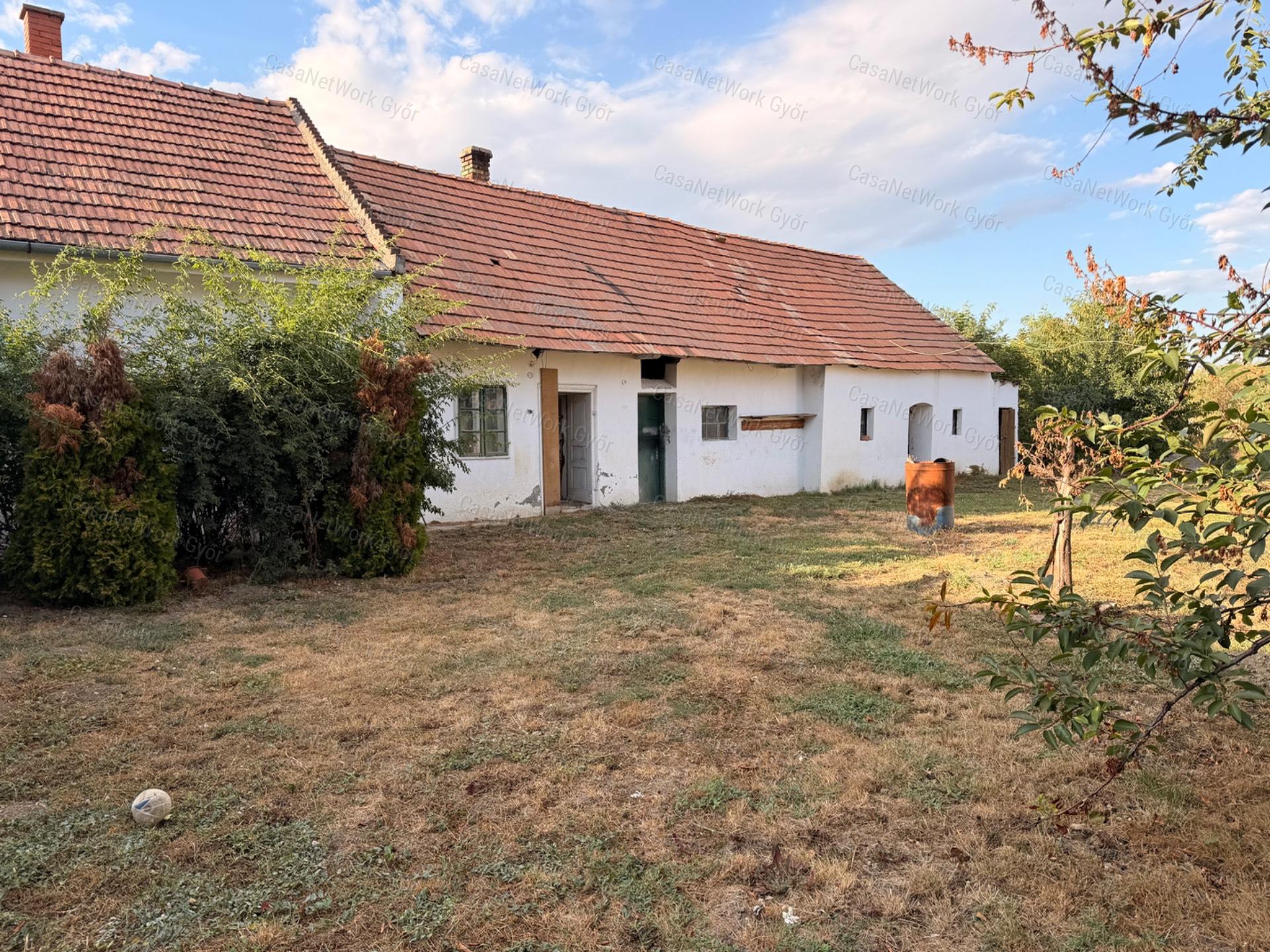 TÁGAS, 4 HÁLÓSZOBÁS CSALÁDI HÁZ SZIL KÖZPONTJÁBAN ELADÓ!