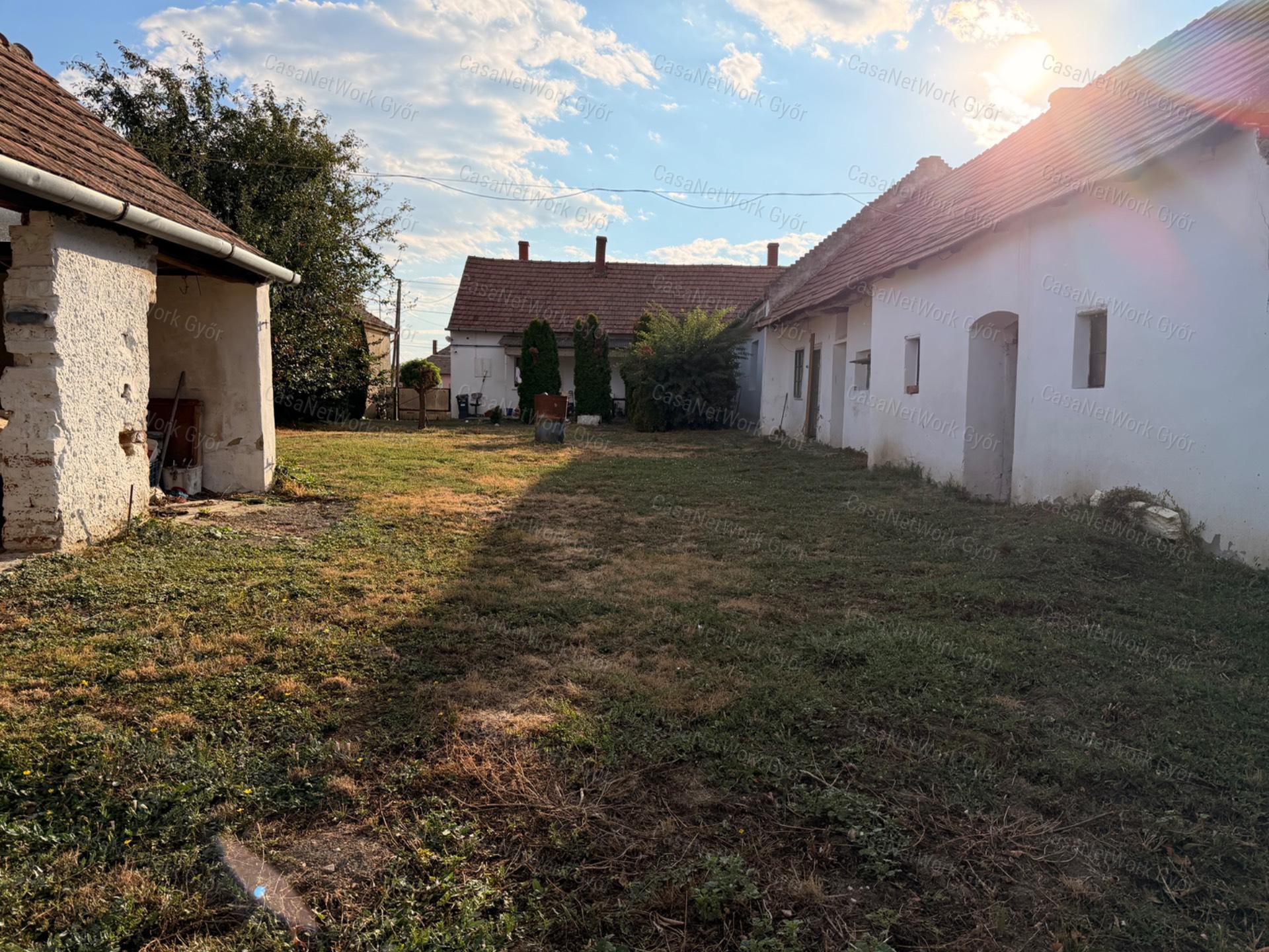 TÁGAS, 4 HÁLÓSZOBÁS CSALÁDI HÁZ SZIL KÖZPONTJÁBAN ELADÓ!