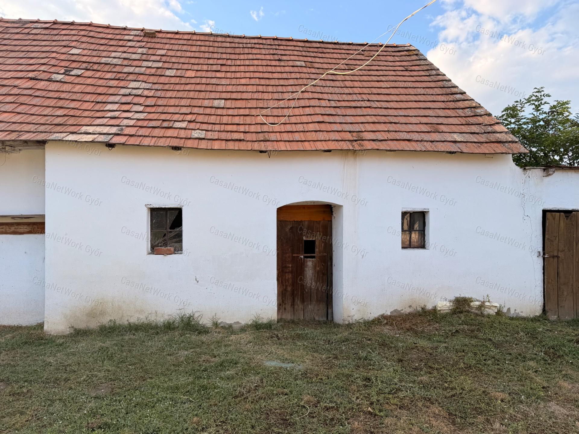 TÁGAS, 4 HÁLÓSZOBÁS CSALÁDI HÁZ SZIL KÖZPONTJÁBAN ELADÓ!