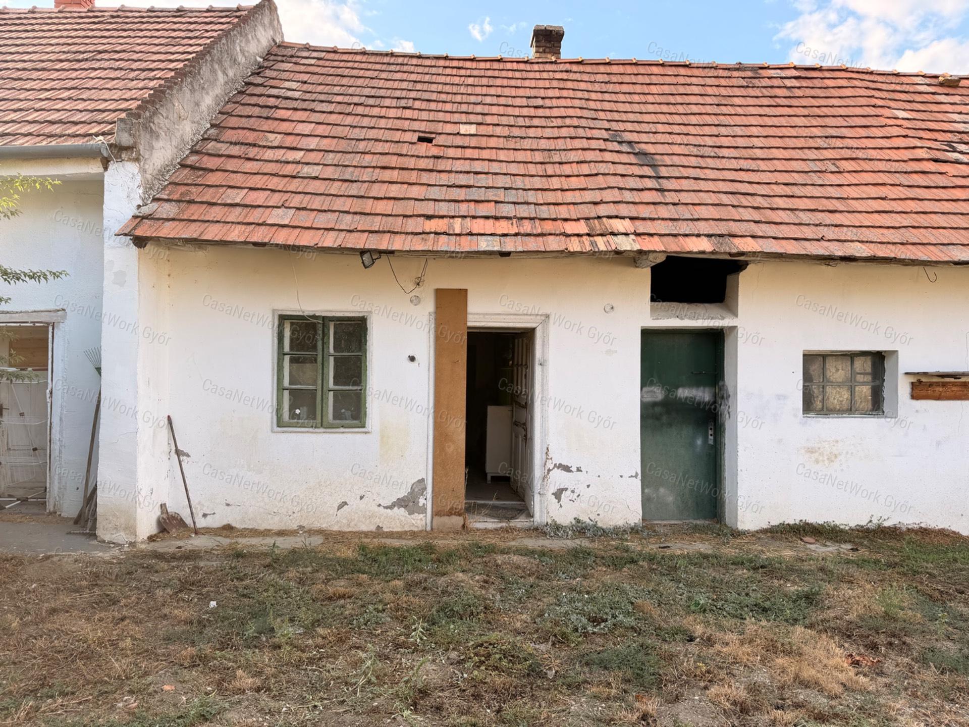 TÁGAS, 4 HÁLÓSZOBÁS CSALÁDI HÁZ SZIL KÖZPONTJÁBAN ELADÓ!