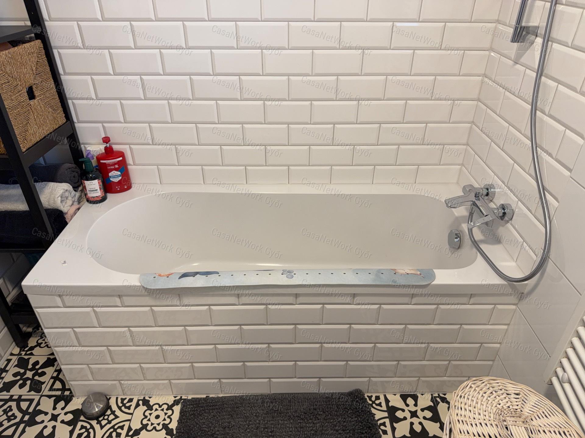 Kertkapcsolatos, kéthálós lakás 18 m²-es terasszal és saját garázzsal Lébényben