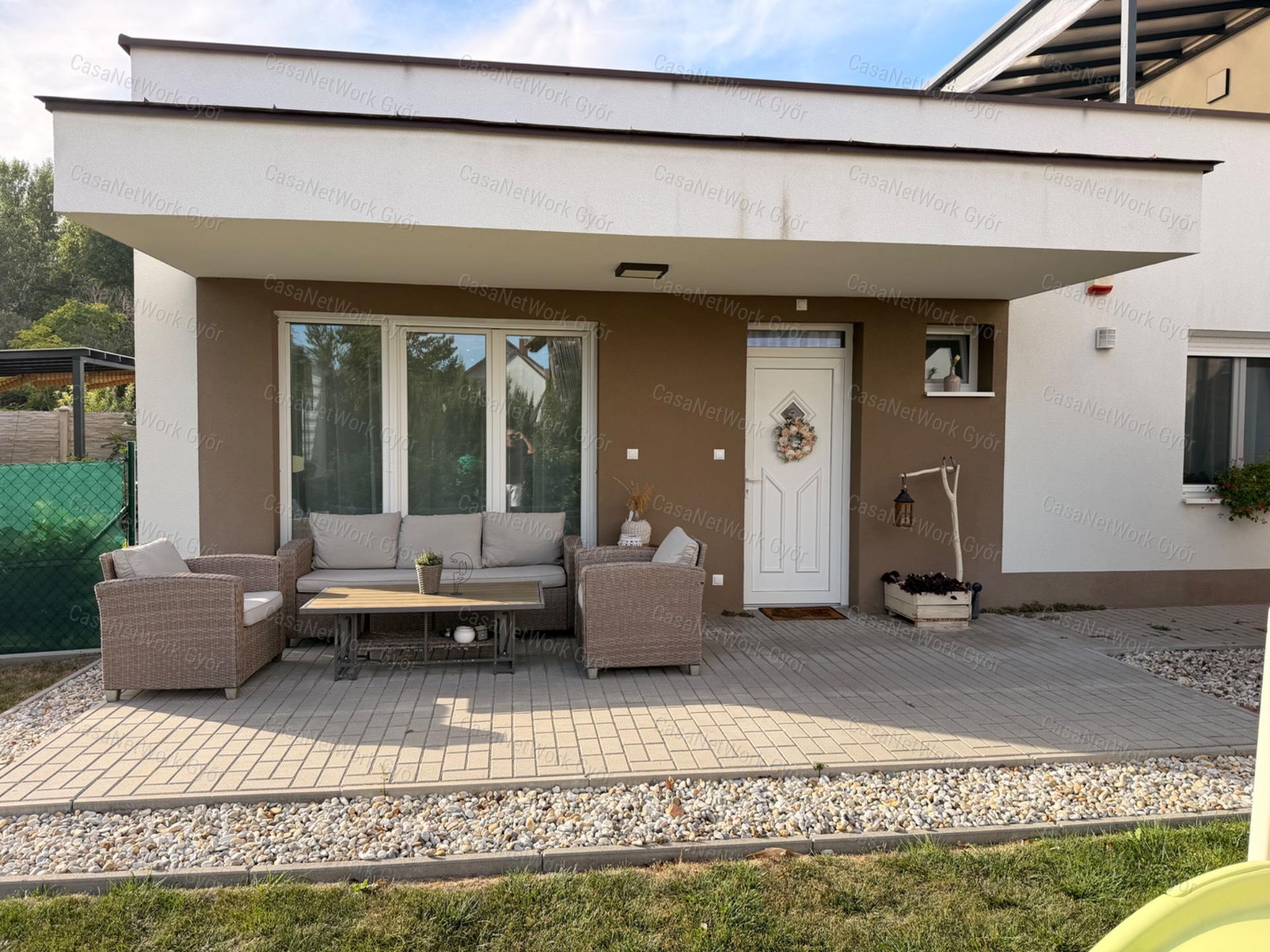 Kertkapcsolatos, kéthálós lakás 18 m²-es terasszal és saját garázzsal Lébényben