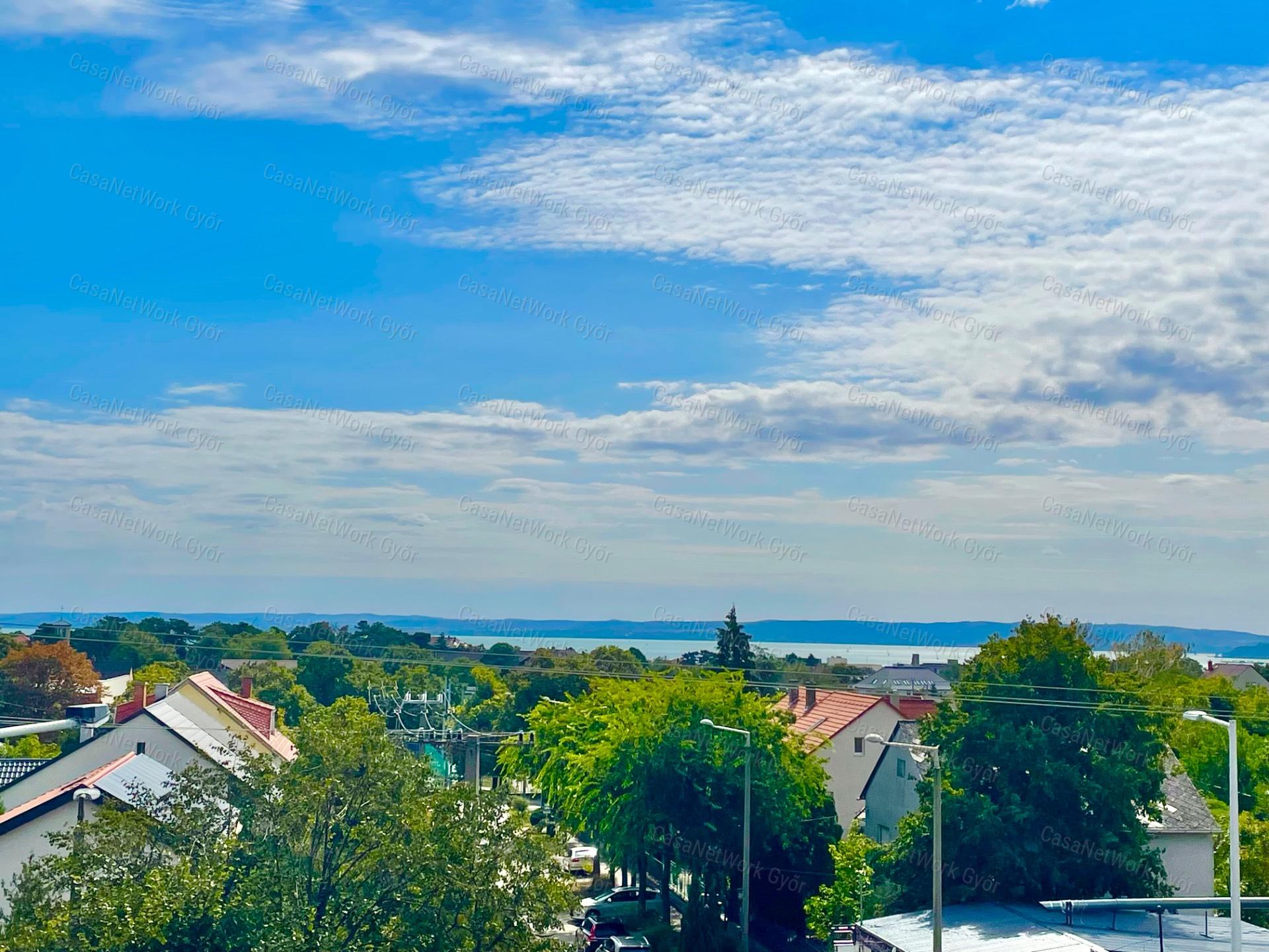 Kiadó téglalakás Balatonfüreden - Tihanyra néző panorámával