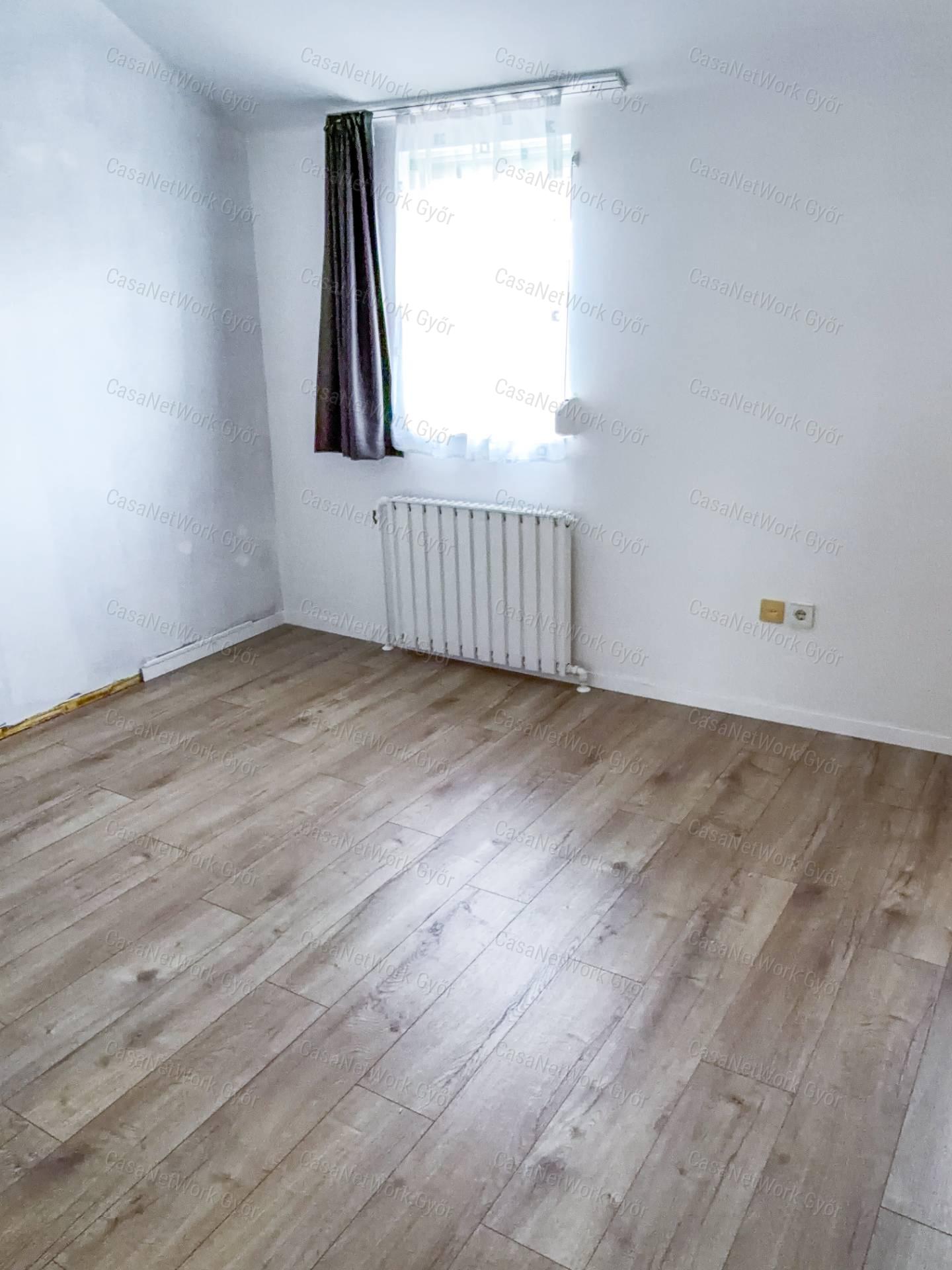 KERTKAPCSOLATOS, BELSŐ KÉTSZINTES LAKÁS NAGYMÉRETŰ GARÁZZSAL MOSONMAGYARÓVÁRON!